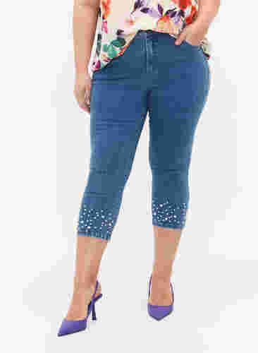 Hochtaillierte Capri-Jeans mit Perlen, Light blue denim, Model image number 2