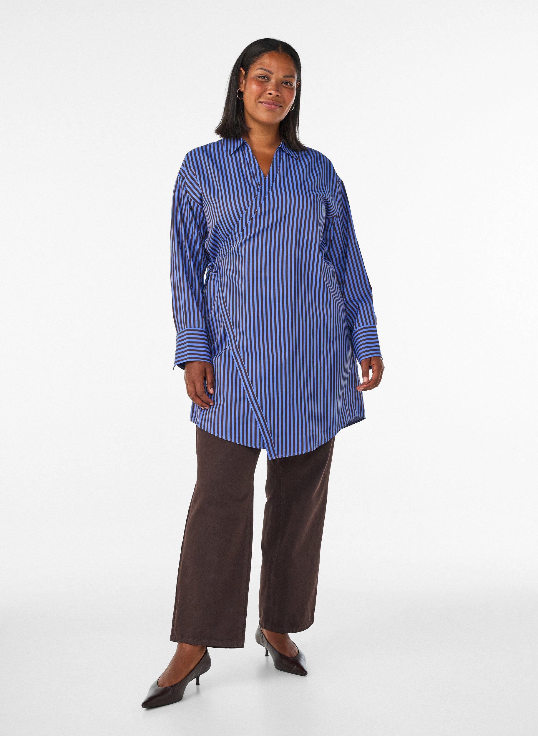 ZizziGestreifte Bluse mit Wickeloptik und Bindeg&uuml;rtel, Blau, Model image number 1