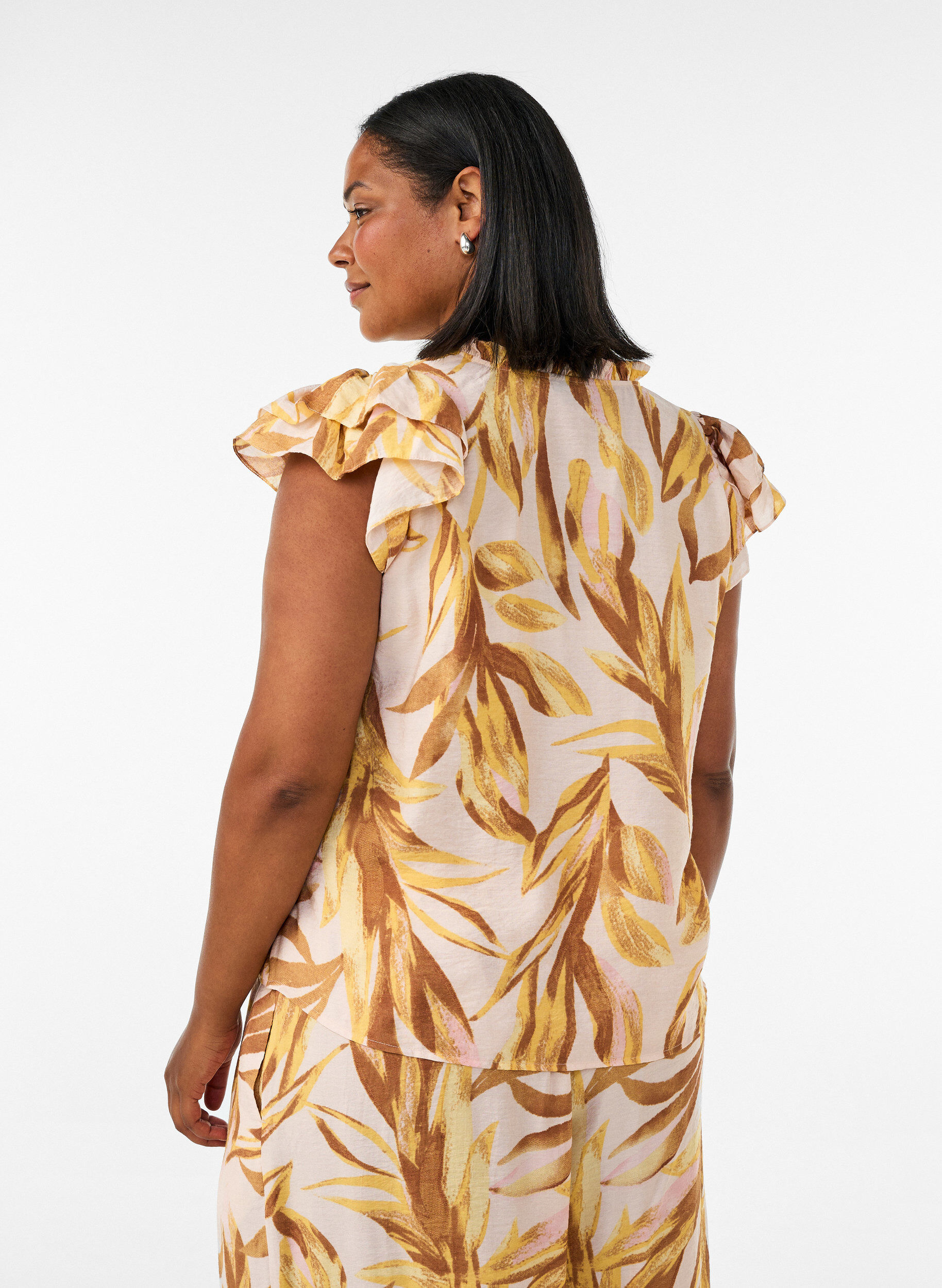 ZizziBluse aus Viskose mit Bl&auml;tterprint und R&uuml;schendetails, Gelb, Model image number 2