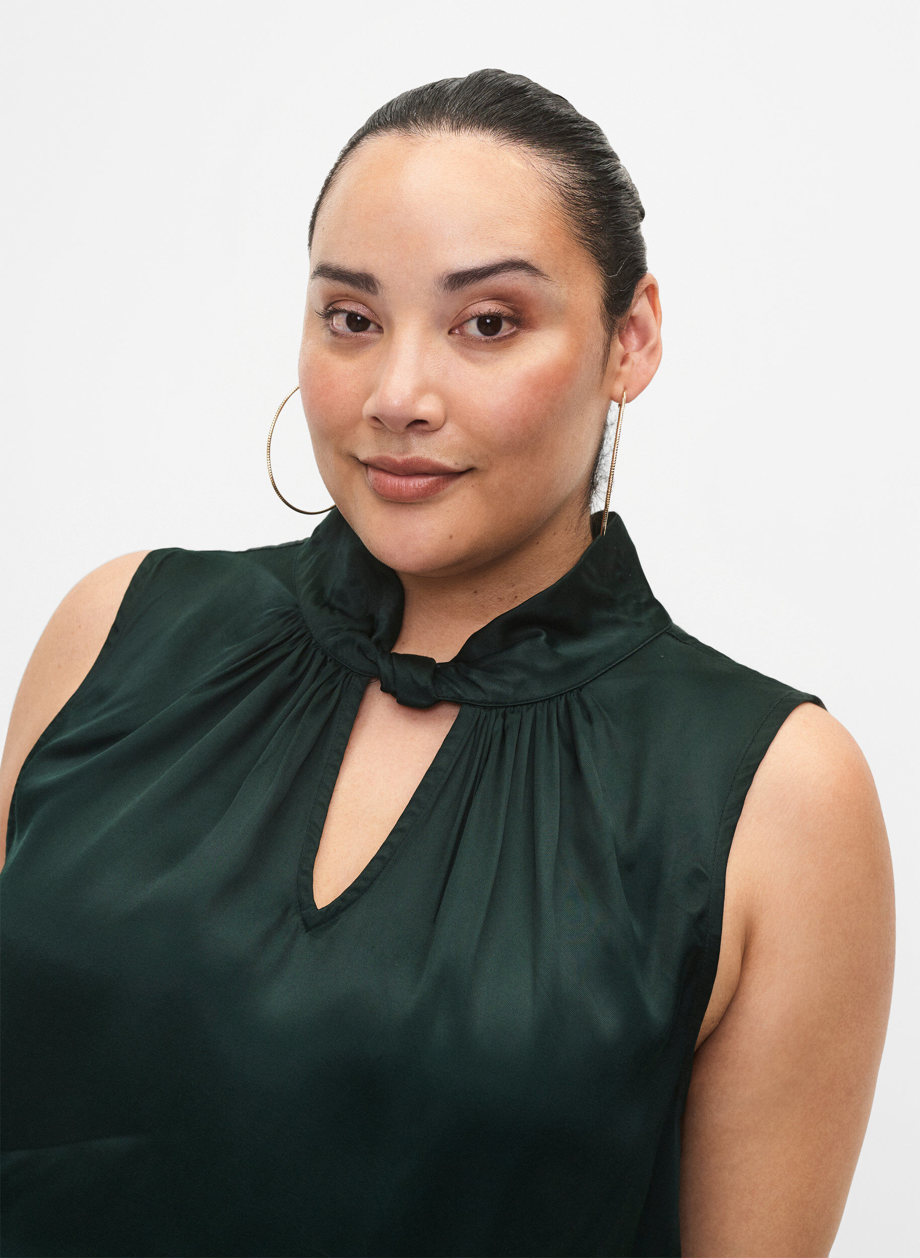 Zizzi&Auml;rmelloses Top aus Viskose mit Detail, Scarab, Model image number 2