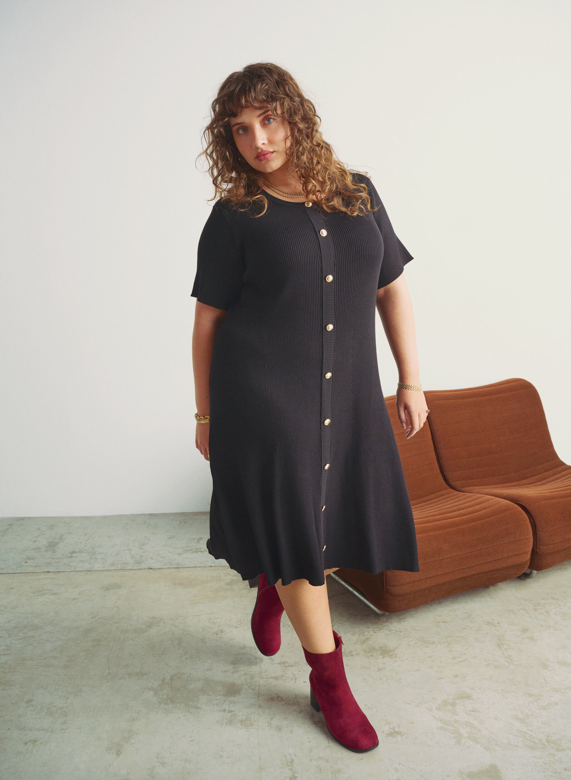 ZizziGeripptes Kleid mit Zierkn&ouml;pfen und kurzen &Auml;rmeln, Schwarz, Image image number 0