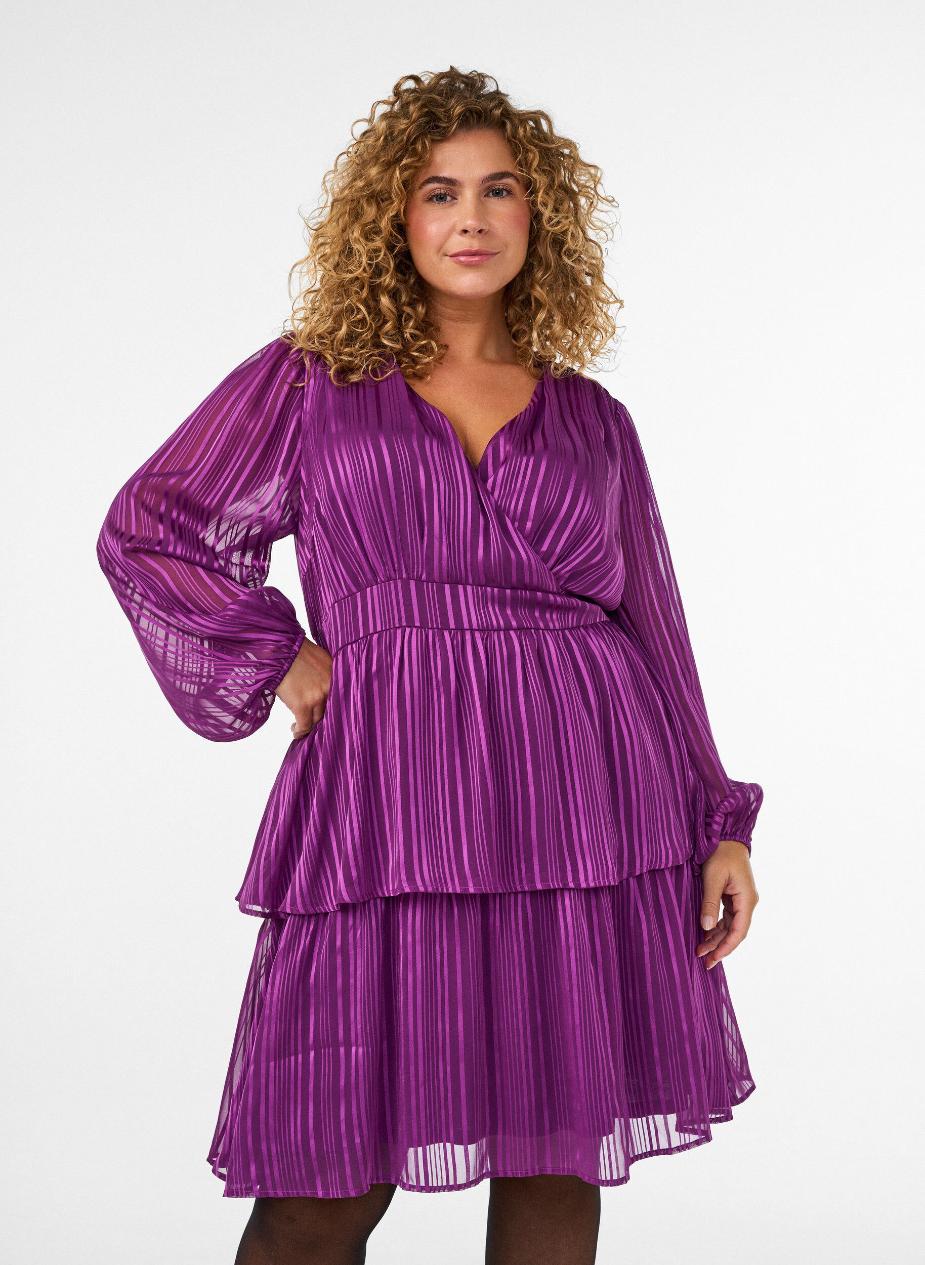 ZizziKnielanges Kleid mit transparenten Streifen und Wickeleffekt, Lila, Model image number 0