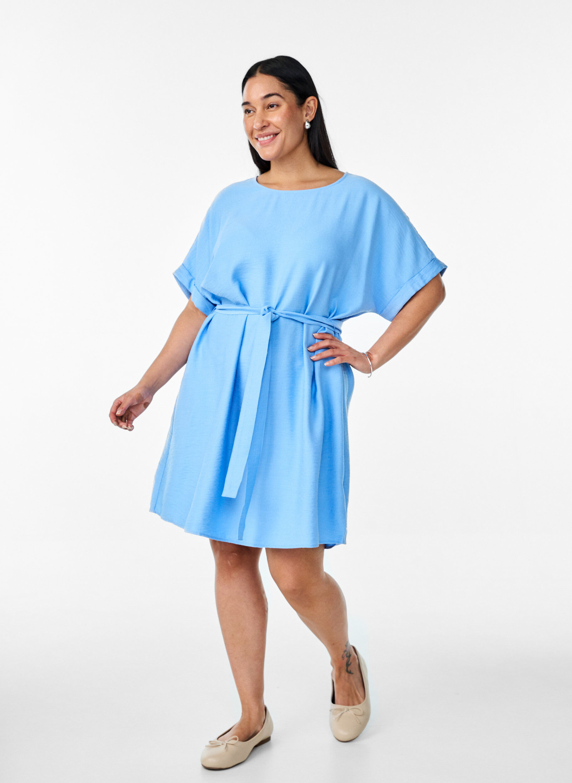 ZizziKurzes Kleid mit lockerer Passform und Bindeg&uuml;rtel, Blau, Model image number 1