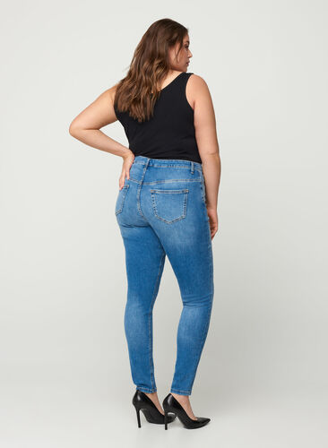 Extra Slim Nille Jeans mit hoher Taille, Light blue denim, Model image number 1