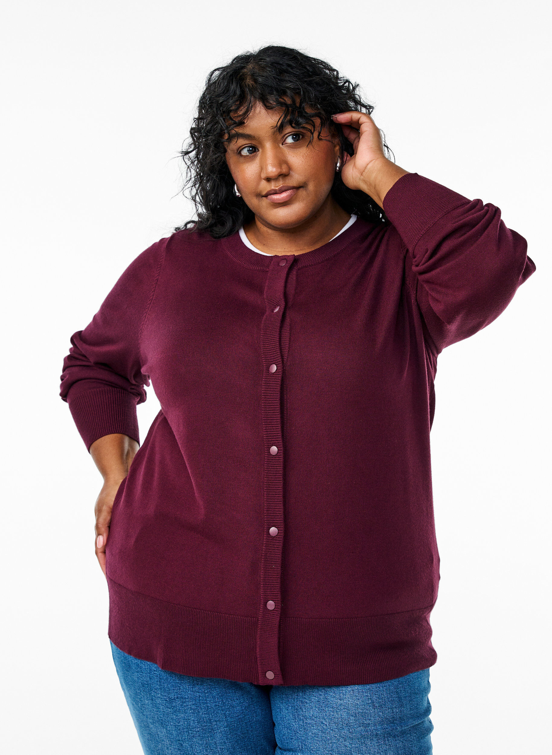 Strickjacke mit Rundhalsausschnitt und Kn&ouml;pfen, Rot, Model