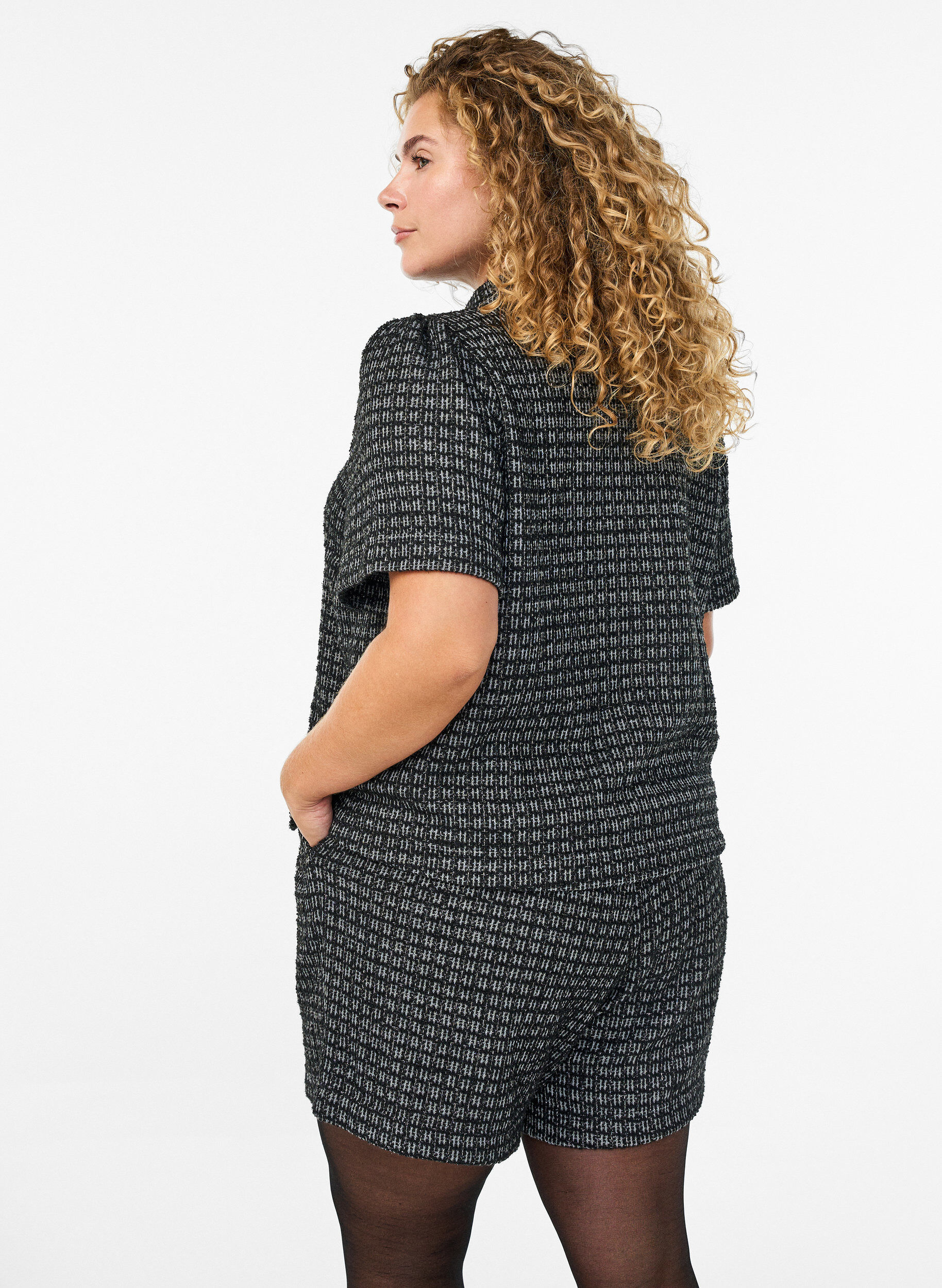 ZizziLockere Boucl&eacute;-Shorts mit Taschen, Schwarz, Model image number 2