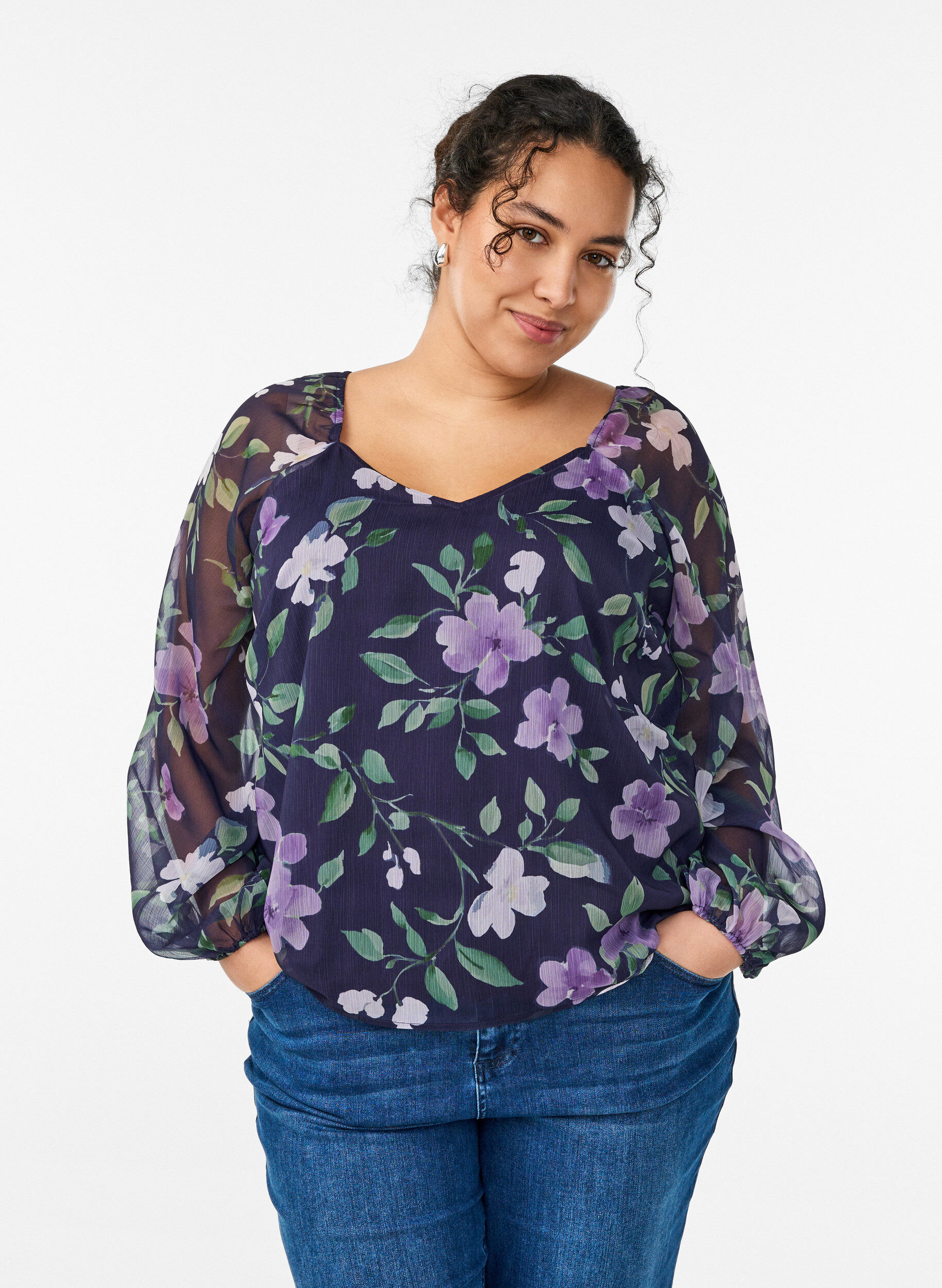 Bluse aus Chiffon mit gebl&uuml;mtem Print und langen &Auml;rmeln, Blau, Model