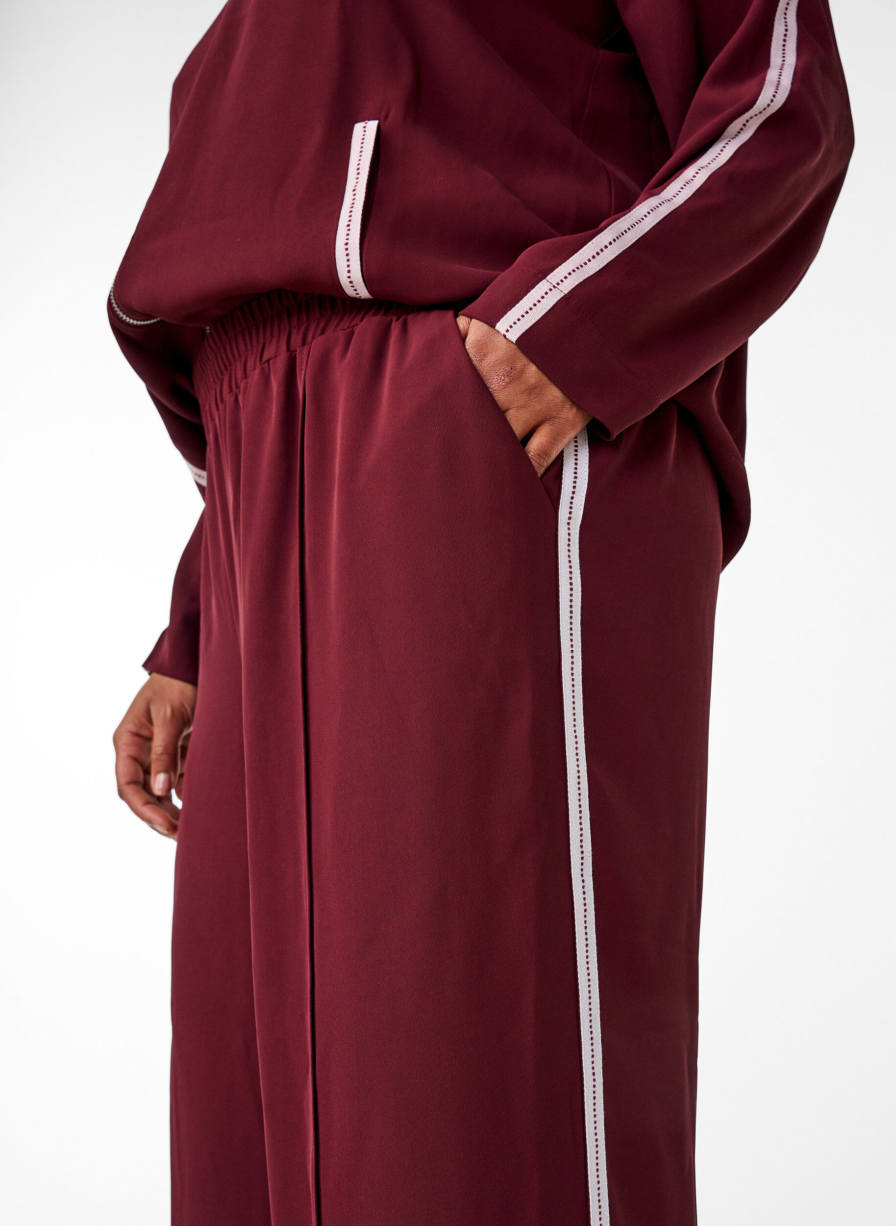 ZizziSporthose mit geradem Bein und Seitenstreifen, Dunkles Bordeaux, Model image number 3