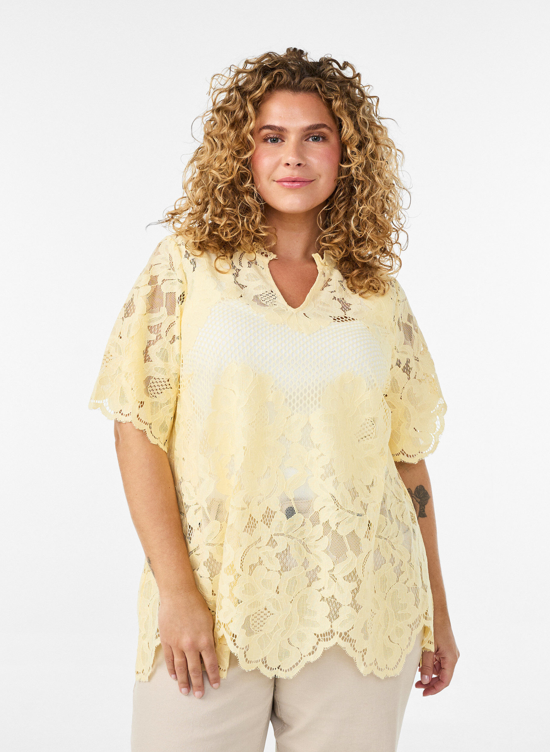 Bluse aus Spitze mit R&uuml;schenkragen und kurzen &Auml;rmeln, Gelb, Model