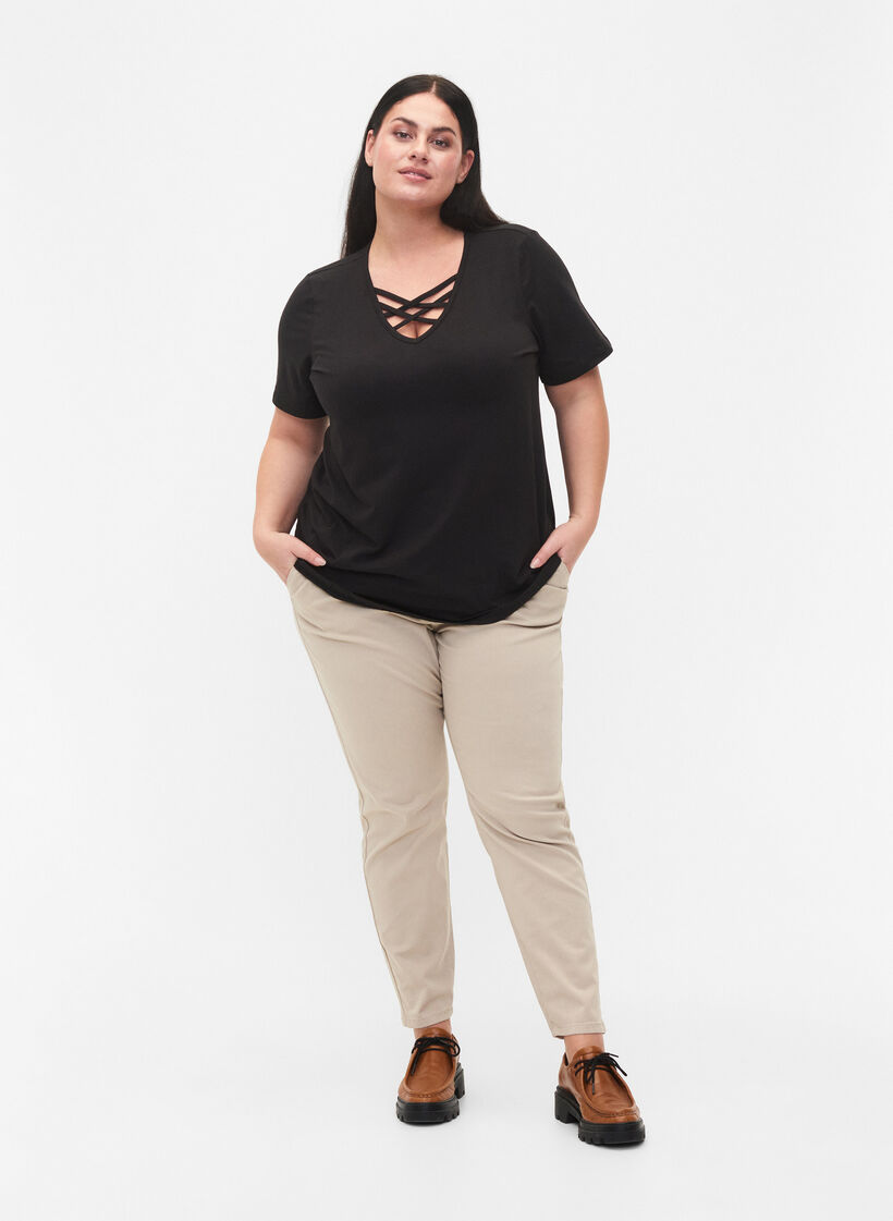 T-Shirt mit V-Ausschnitt und Kreuzdetails, Black, Model image number 2