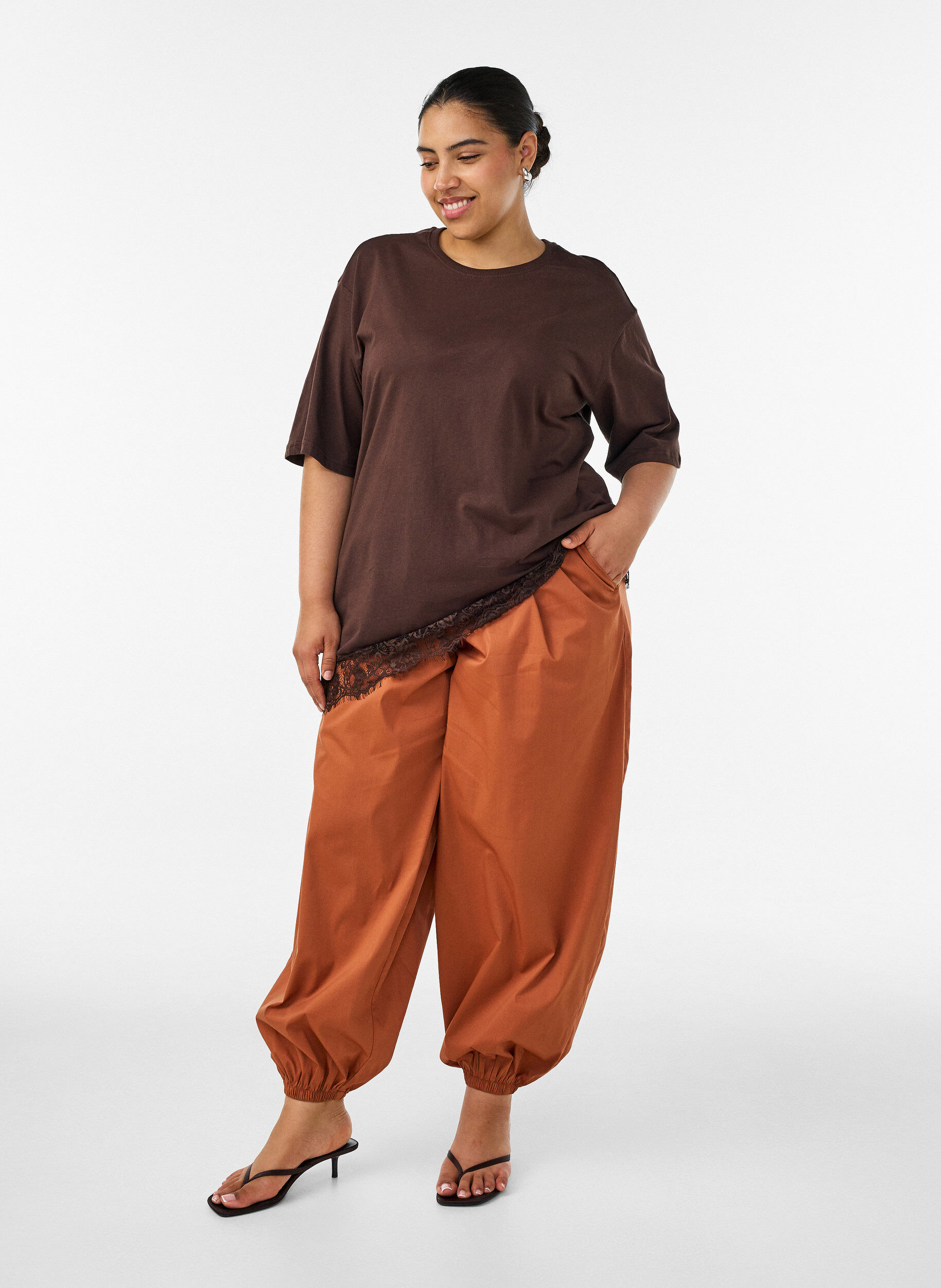 Ballonhose mit Taschen und elastischem Bund, Braun, Model