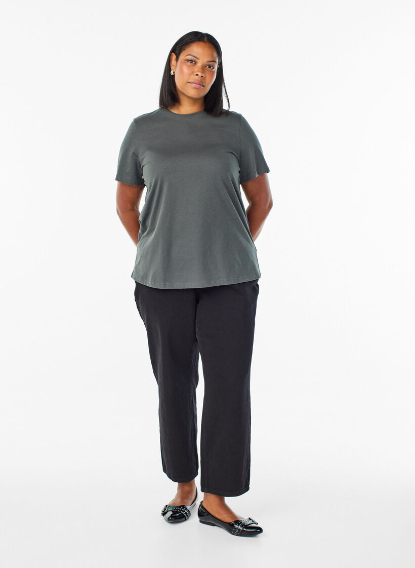 Basic T-Shirt aus Baumwolle mit Rundhalsausschnitt, Gr&uuml;n, Model image number 1