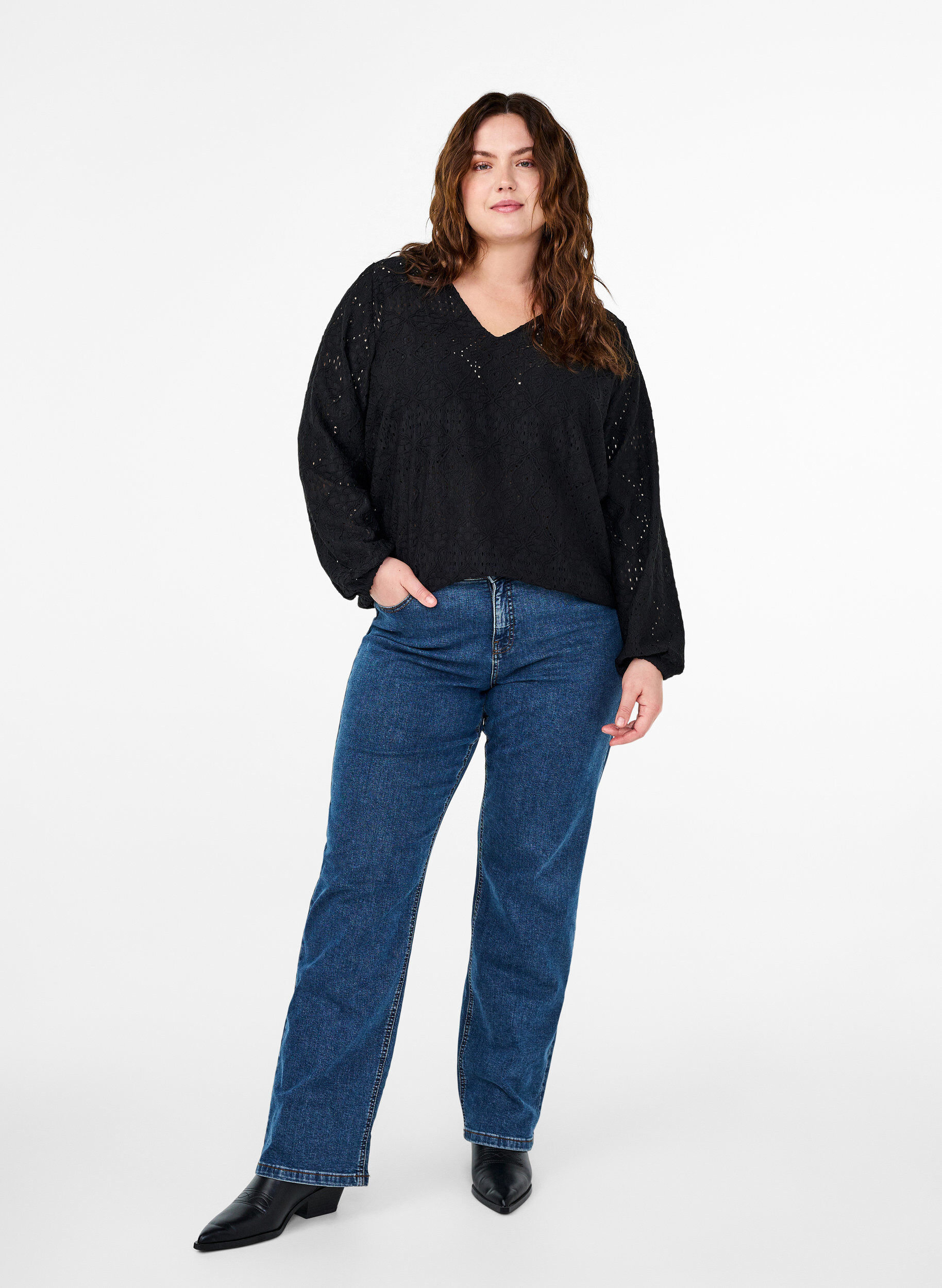 Zizzi Lang&auml;rmelige Bluse mit V-Ausschnitt und Lochmuster, Black, Model image number 2