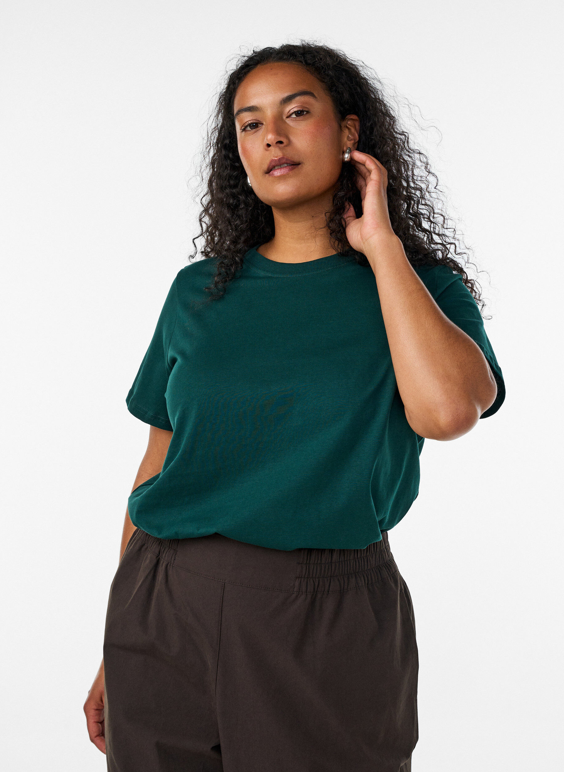 Basic T-Shirt aus Baumwolle mit Rundhalsausschnitt, Gr&uuml;n, Model