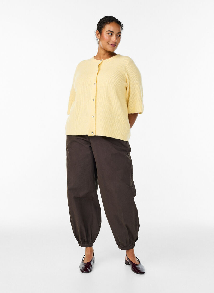 Kurz&auml;rmelige Strickjacke mit gl&auml;nzenden Kugelkn&ouml;pfen, Gelb, Model image number 1