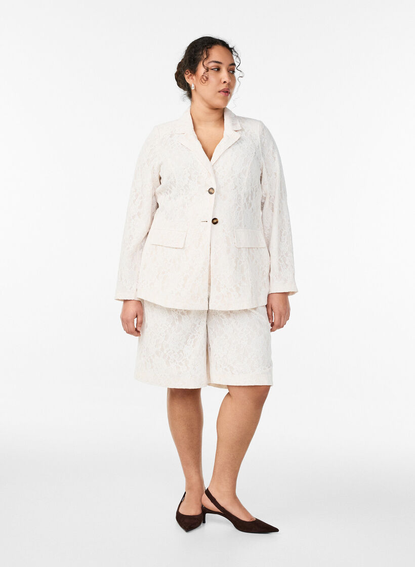 Hoch taillierte Bermudashorts aus Spitze, Vanille, Model