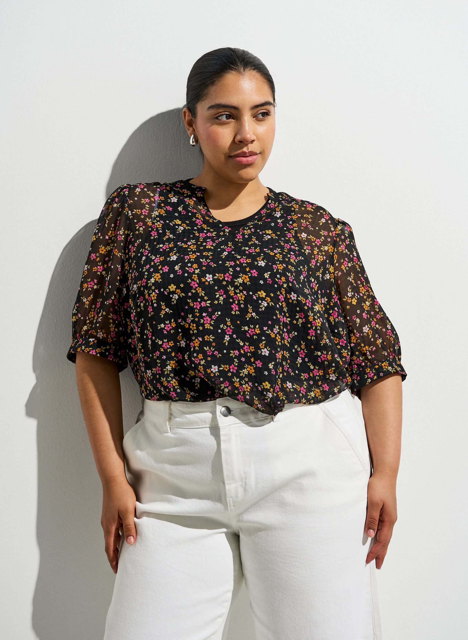 ZizziGebl&uuml;mte Bluse mit V-Ausschnitt, Schwarz, Image image number 0