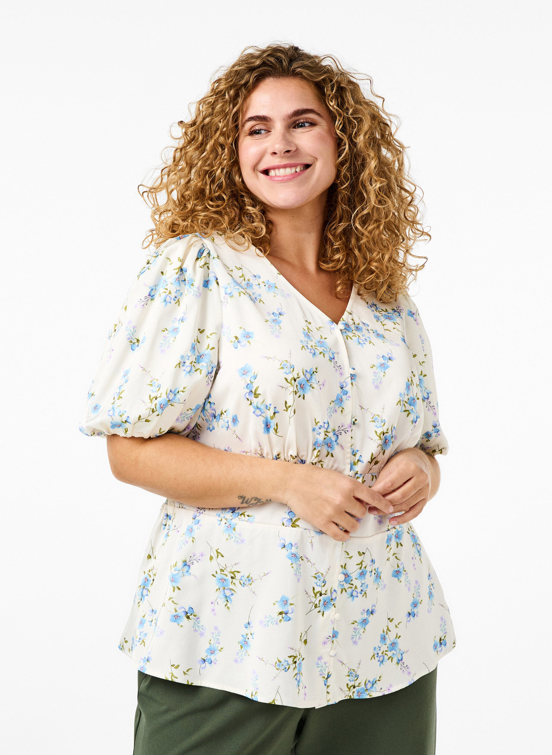 ZizziGebl&uuml;mte Satin-Bluse mit Puff&auml;rmeln, Off White Blue Fl., Model image number 0