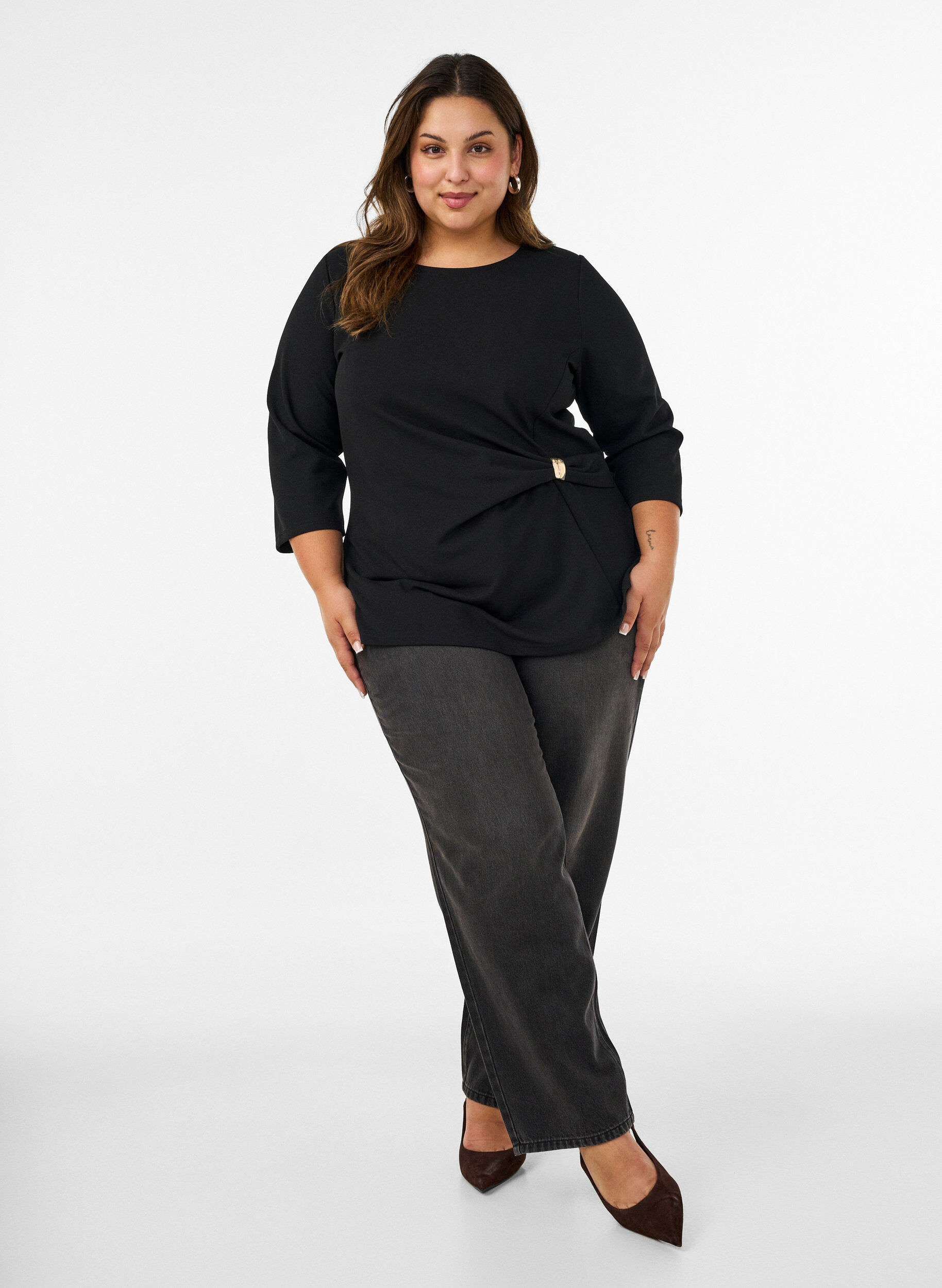 ZizziBluse mit asymmetrischer Drapierung und 3/4-&Auml;rmeln, Schwarz, Model image number 1