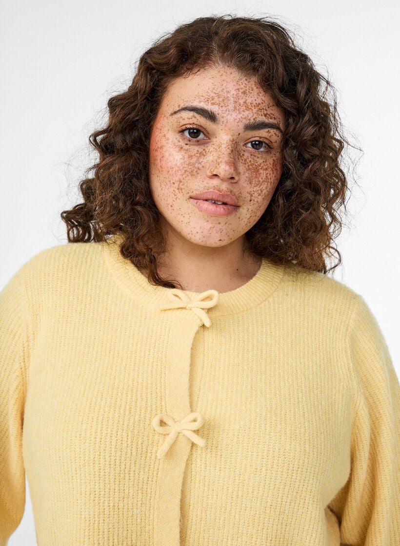 Kurzärmelige Strickjacke mit Schleifen, Gelb, Model