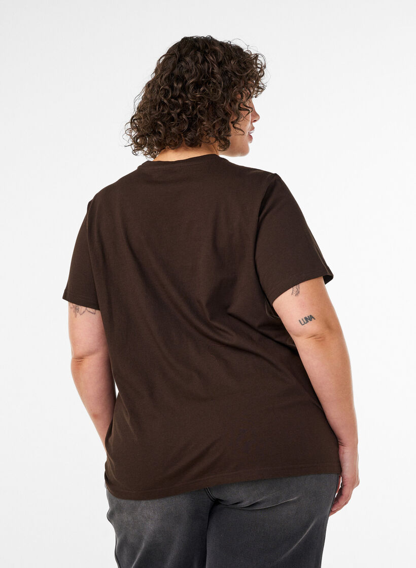 T-Shirt aus Bio-Baumwolle mit Frontprint, Braun, Model image number 2
