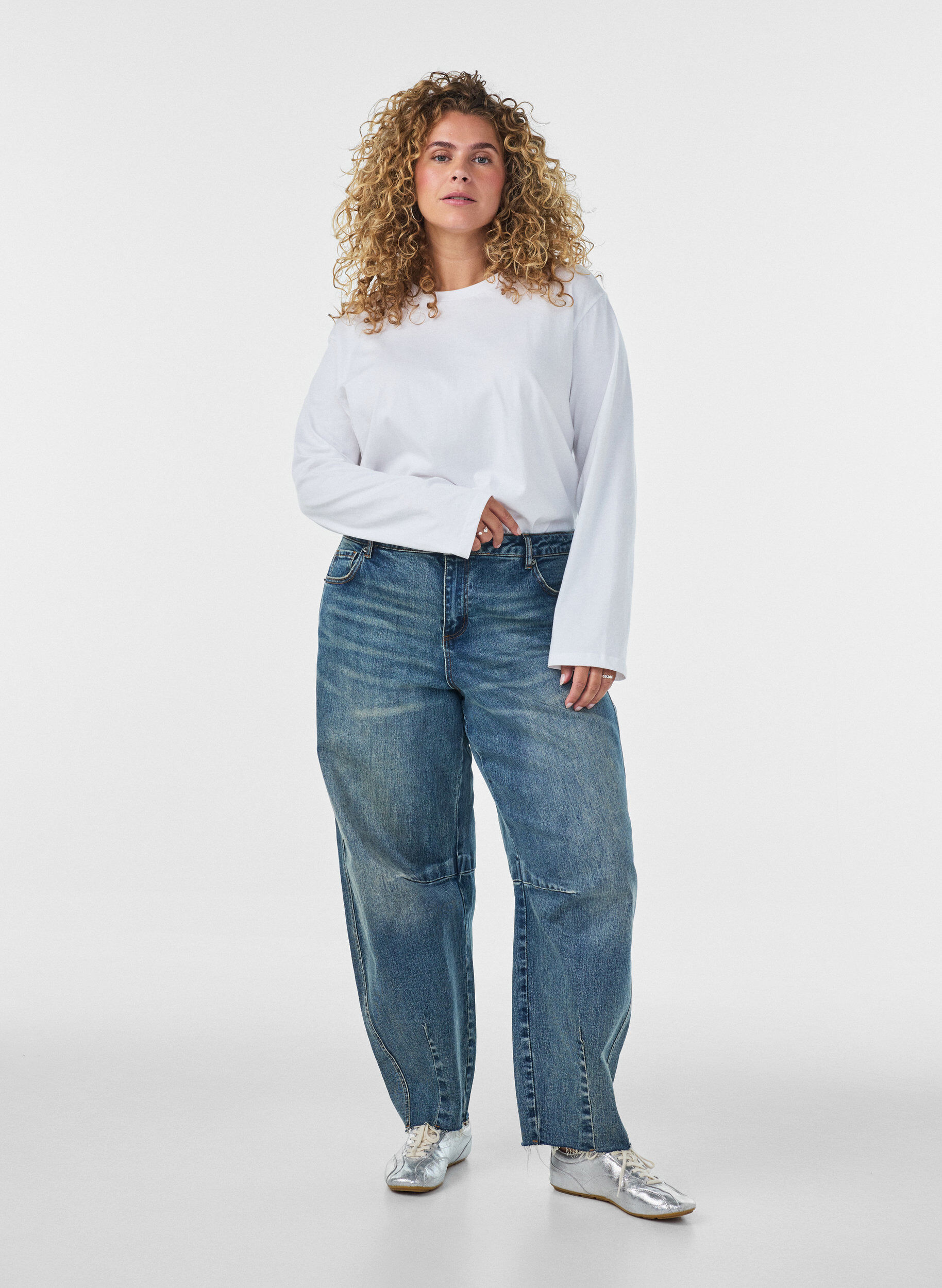 ZizziBarrel Fit Jeans mit Used-Waschung, Blau, Model image number 0