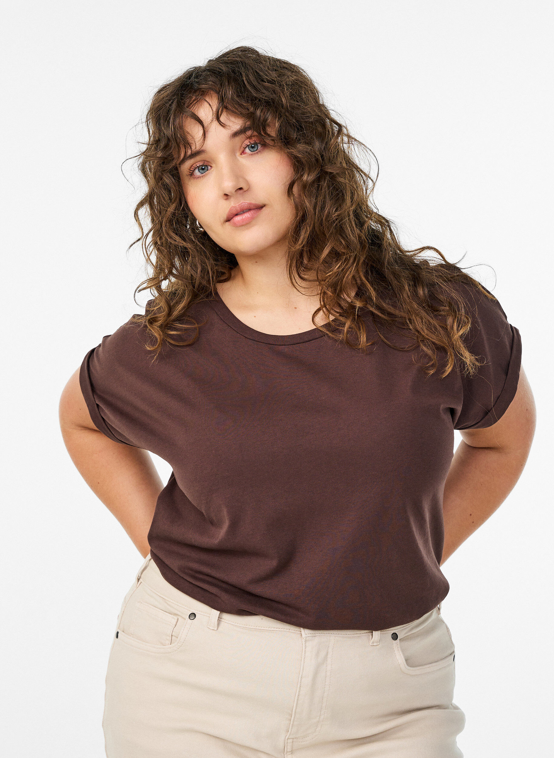 Kurz&auml;rmeliges T-Shirt aus Baumwollmischgewebe, Braun, Model