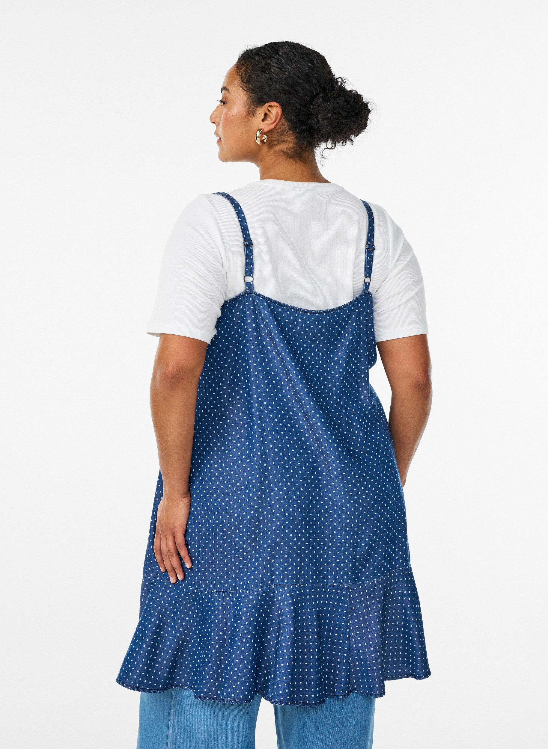 ZizziKnielanges Tr&auml;gerkleid aus TENCEL&trade; Lyocell in Denim-Optik, Blau, Model image number 2
