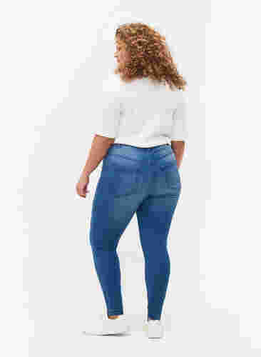 Super Slim Amy Jeans mit hoher Taille, Light blue, Model image number 1