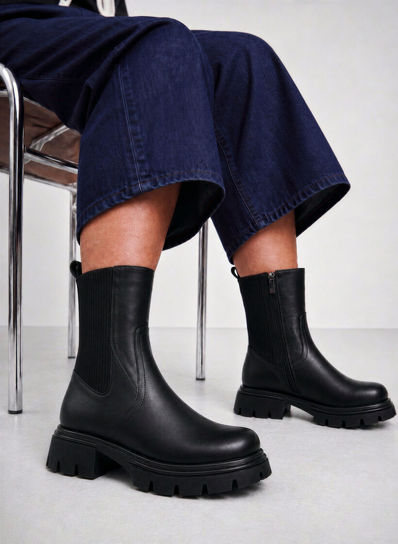 Chelsea-Boot mit klobiger Sohle und gerippten Eins&auml;tzen, Schwarz, Image image number 0