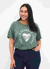 FLASH - T-Shirt mit Motiv, Balsam Green, Model