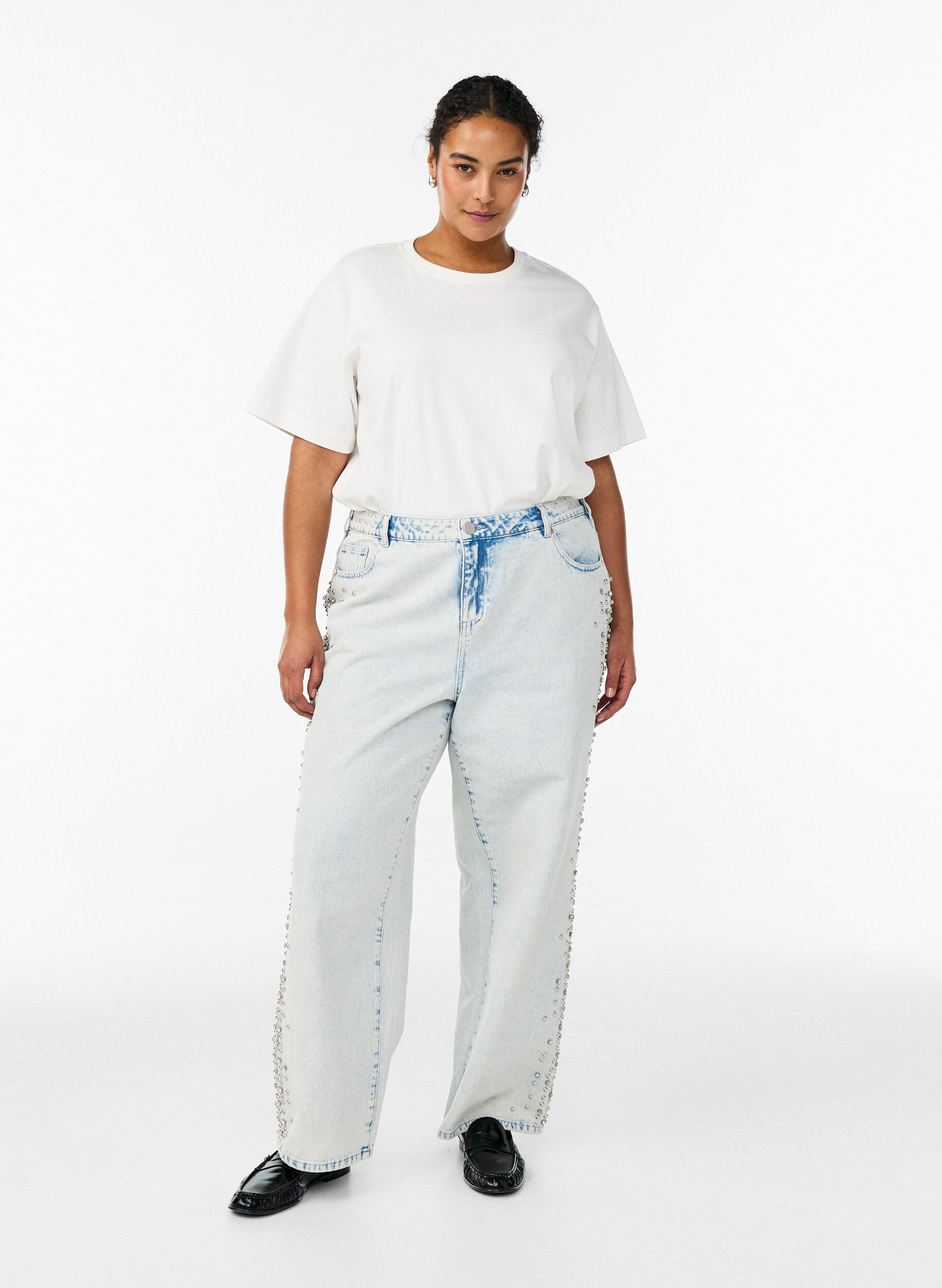 Kiana Jeans mit Zierdetails an den Seiten, Blau, Model