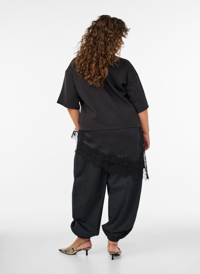 Ballonhose mit Taschen und elastischem Bund, Schwarz, Model