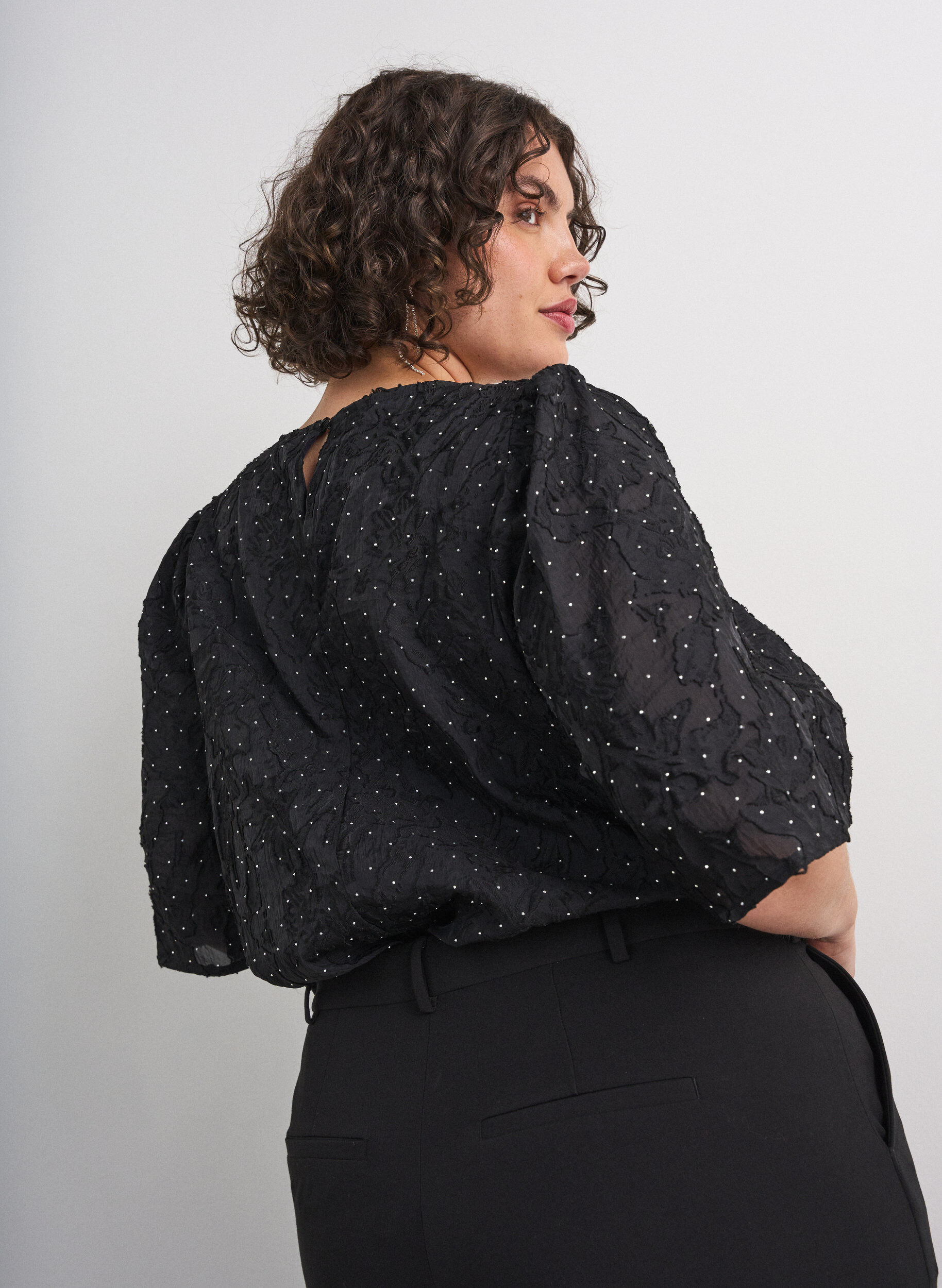 ZizziJacquardbluse mit funkelnden Details und Puff&auml;rmeln, Schwarz, Model image number 2