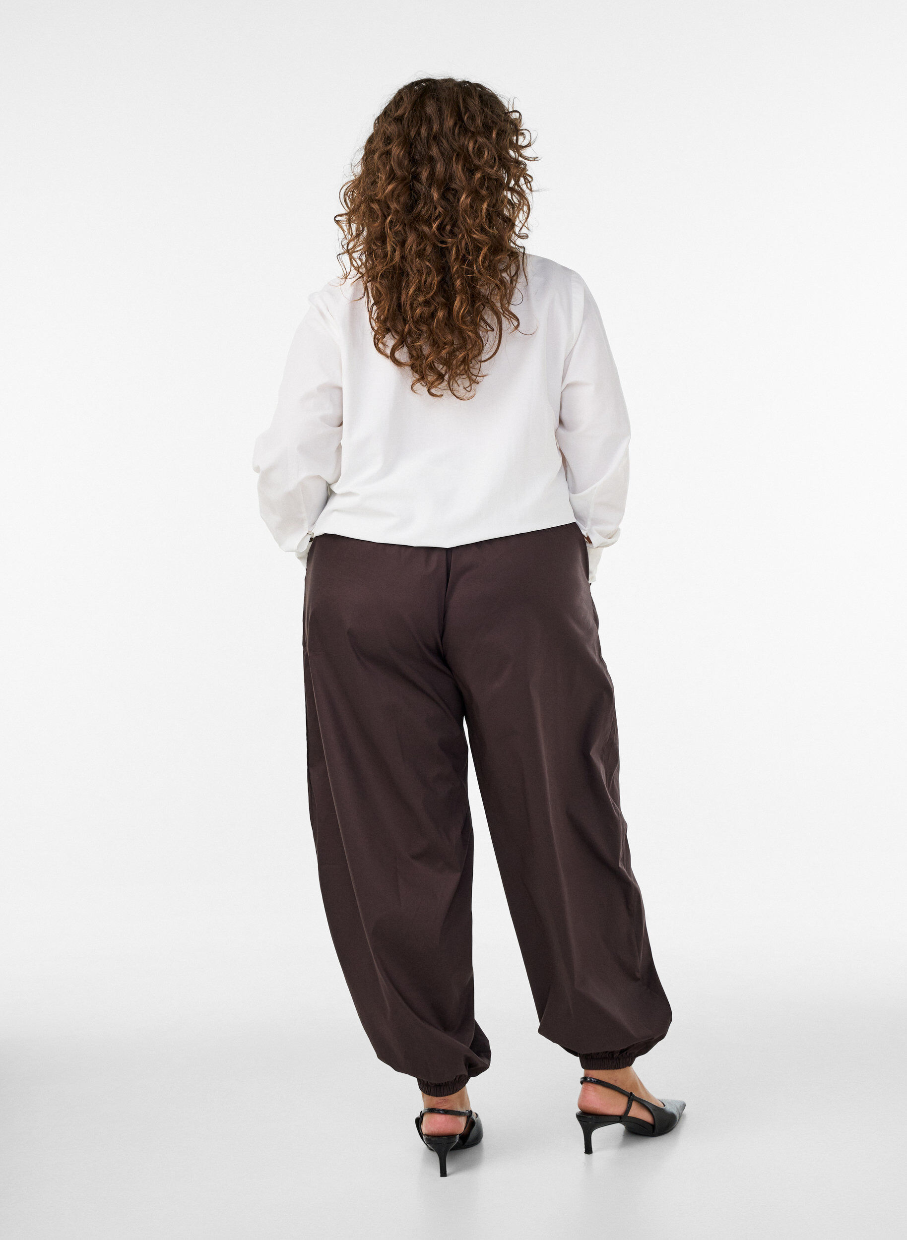 ZizziBallonhose mit Taschen und elastischem Bund, Braun, Model image number 1