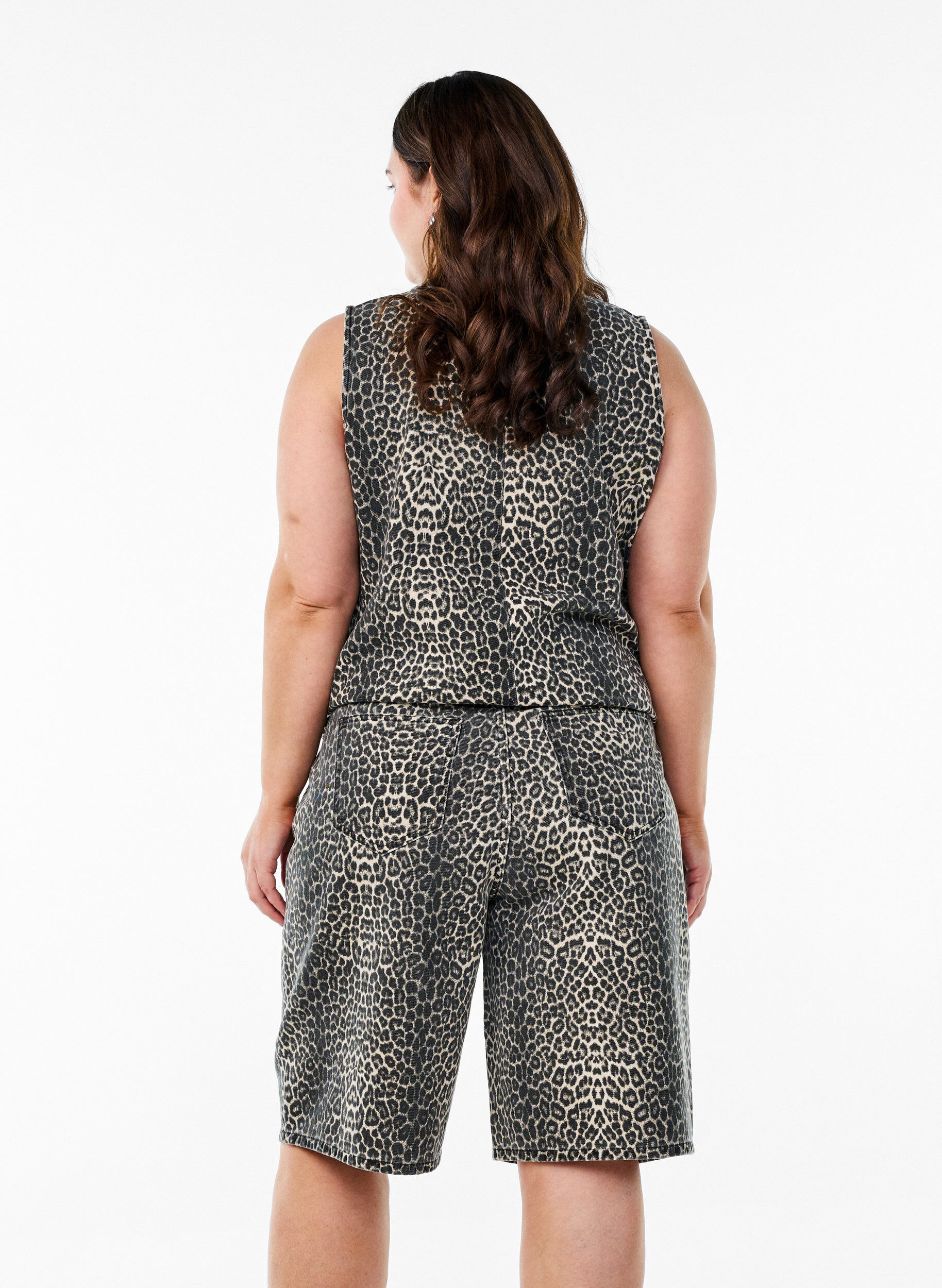 ZizziBermuda Shorts aus Denim mit Leopardenmuster, Braun, Model image number 1