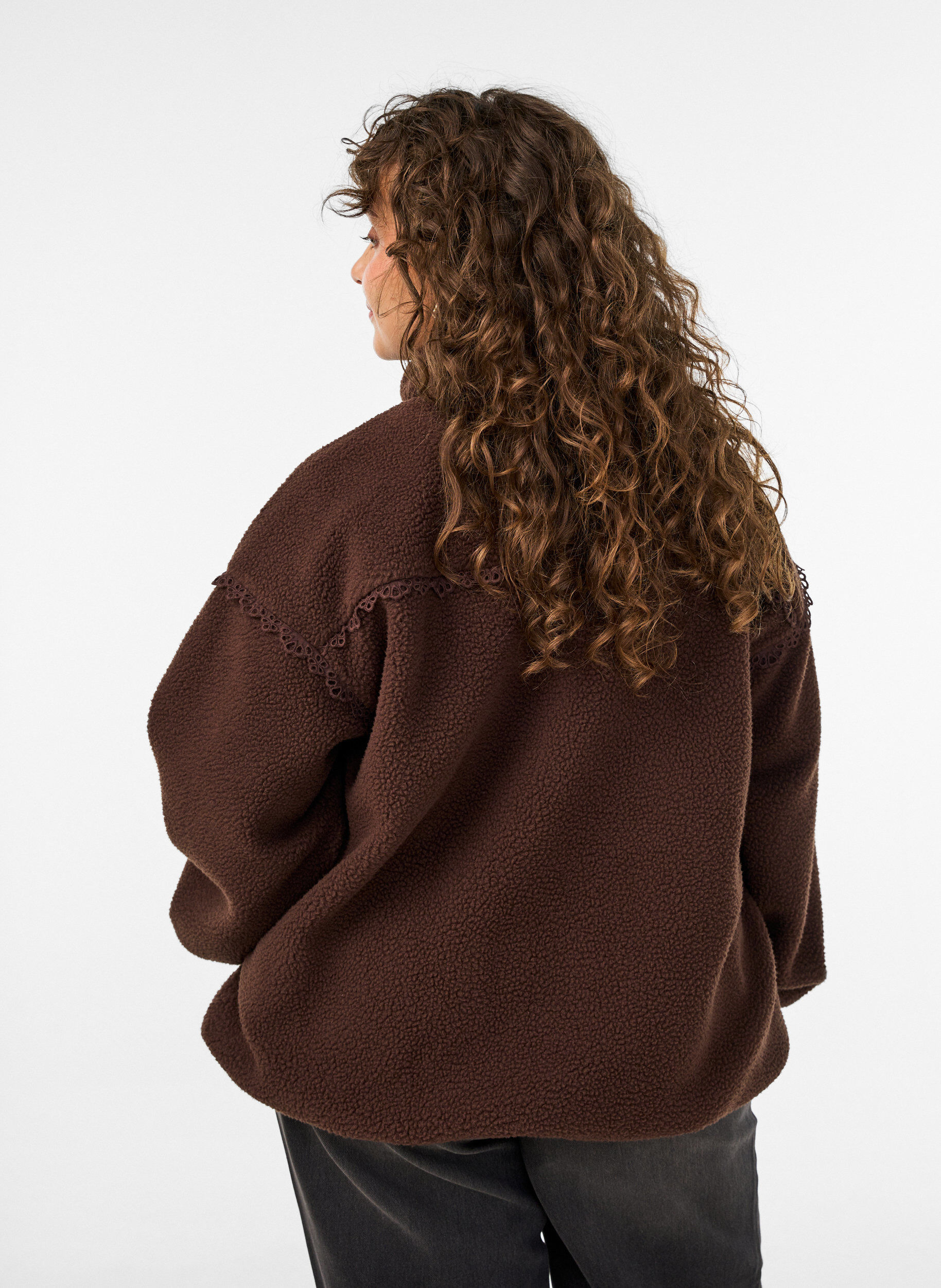 ZizziTeddyjacke mit Details aus Lochstickerei und hohem Kragen, Braun, Model image number 2