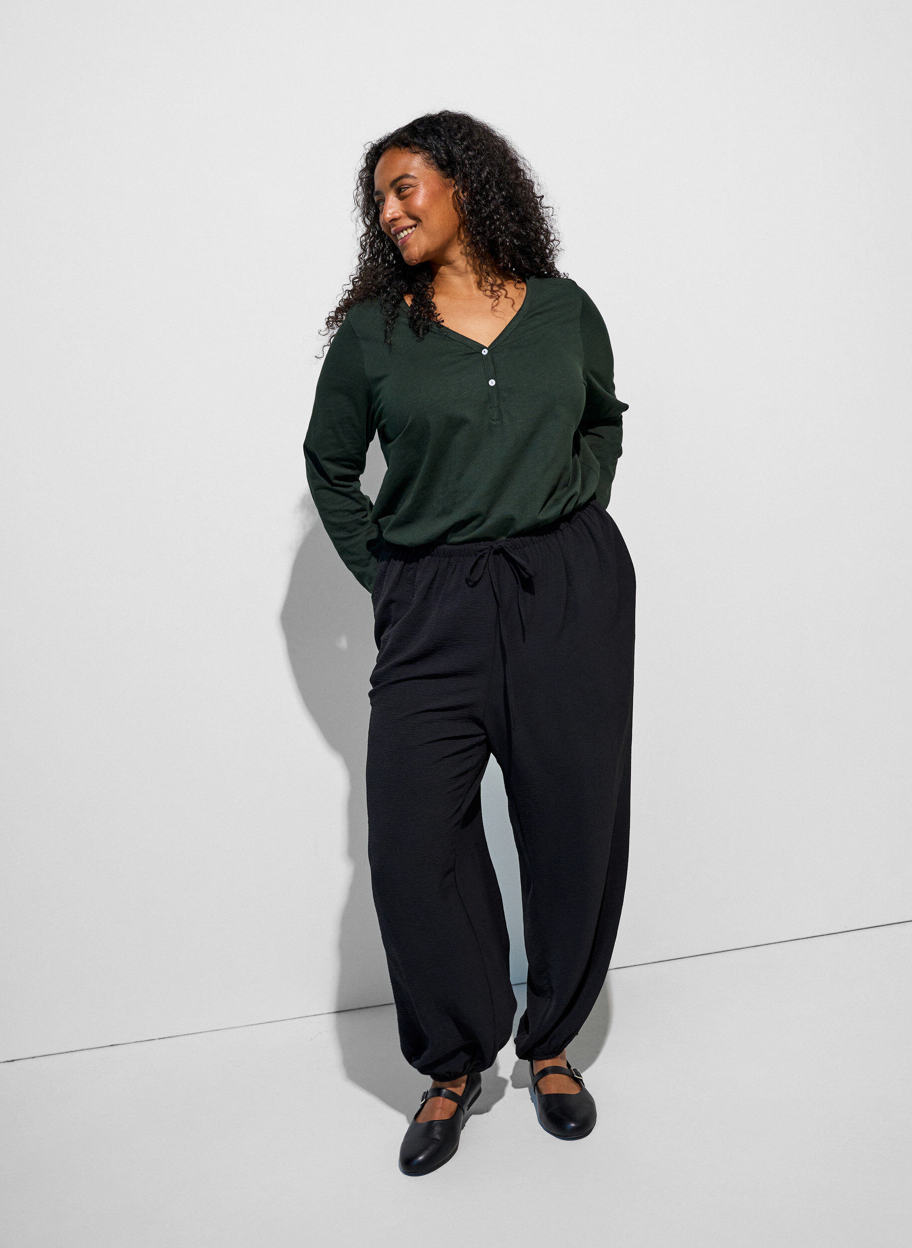 ZizziLangarmshirt mit V-Ausschnitt und Kn&ouml;pfen, Gr&uuml;n, Model image number 1