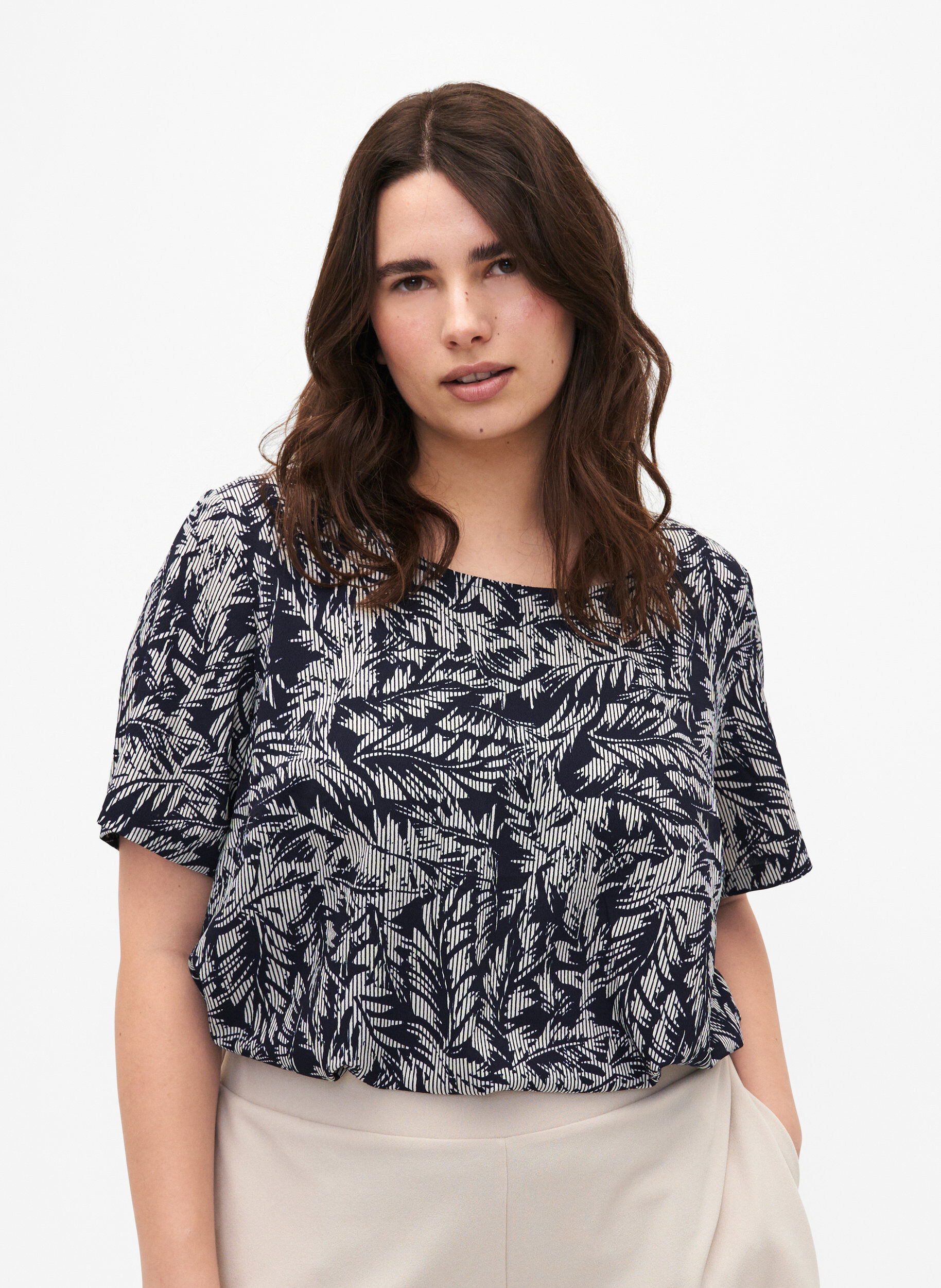 ZizziFLASH &ndash; Kurz&auml;rmelige Bluse mit Print, Off White Blue Leaf, Model image number 0