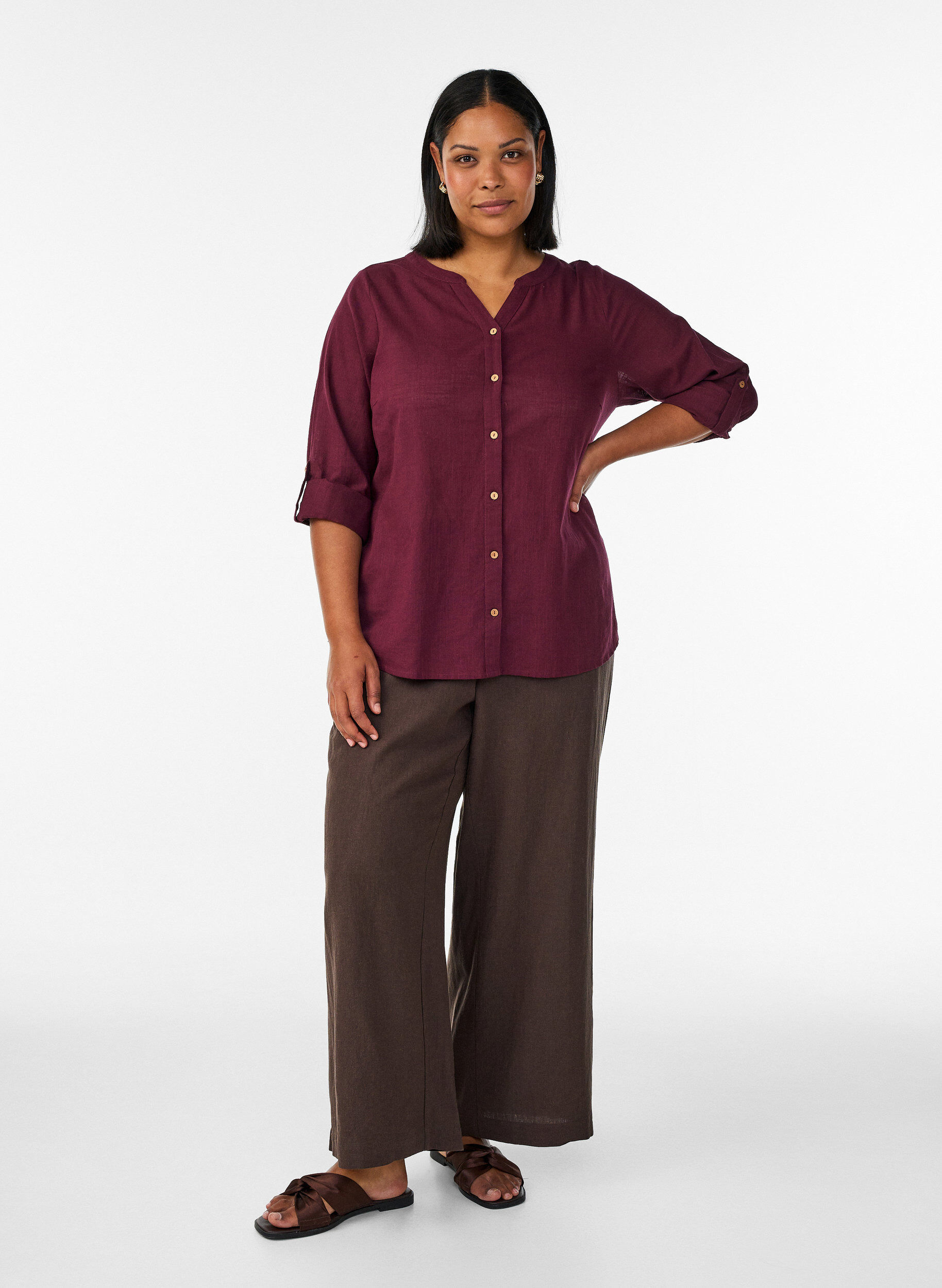 Hose aus Leinen und Viskose mit weitem Bein, Braun, Model