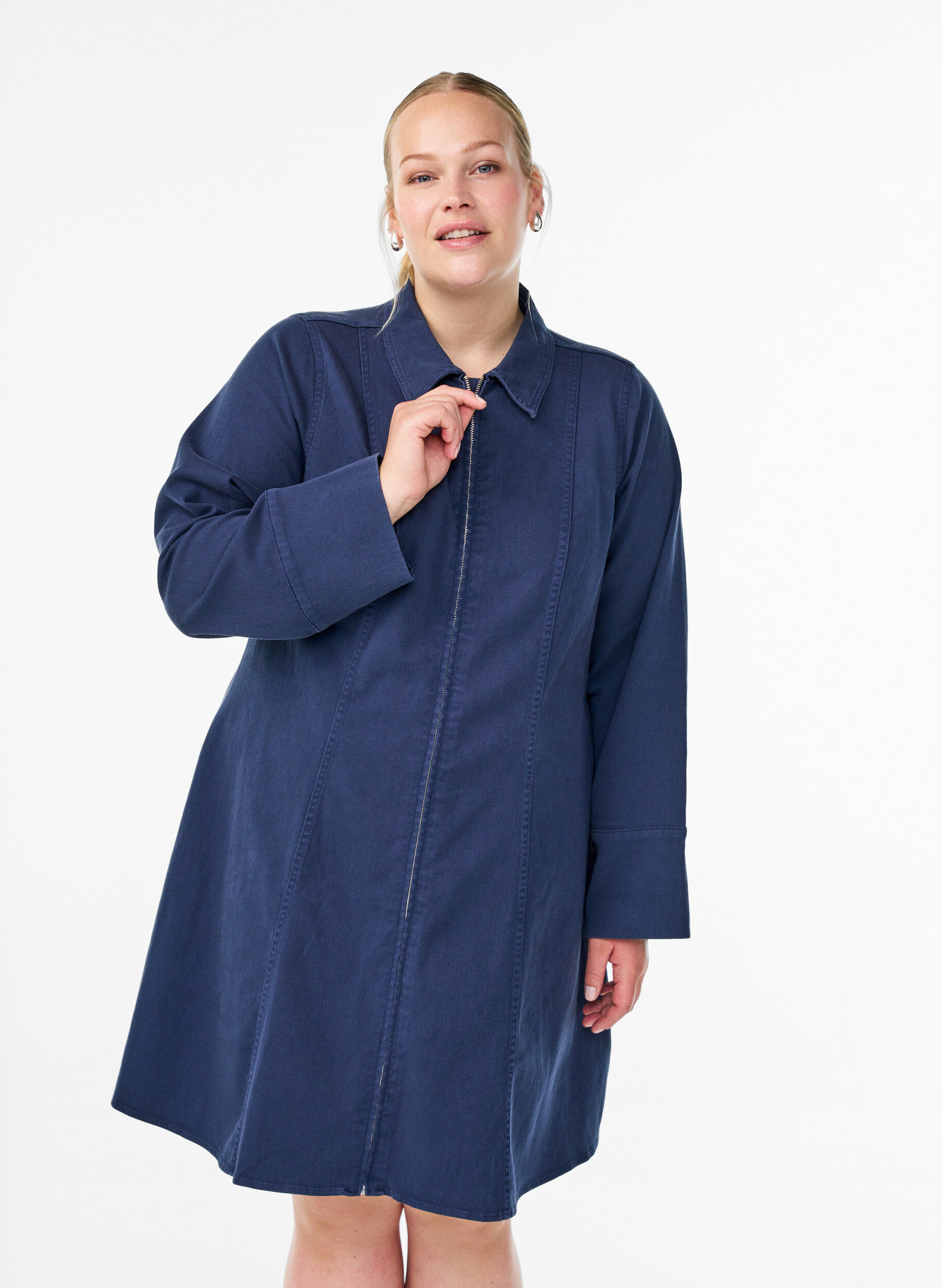 Kurzes Kleid aus Twill mit Rei&szlig;verschluss, Blau, Model