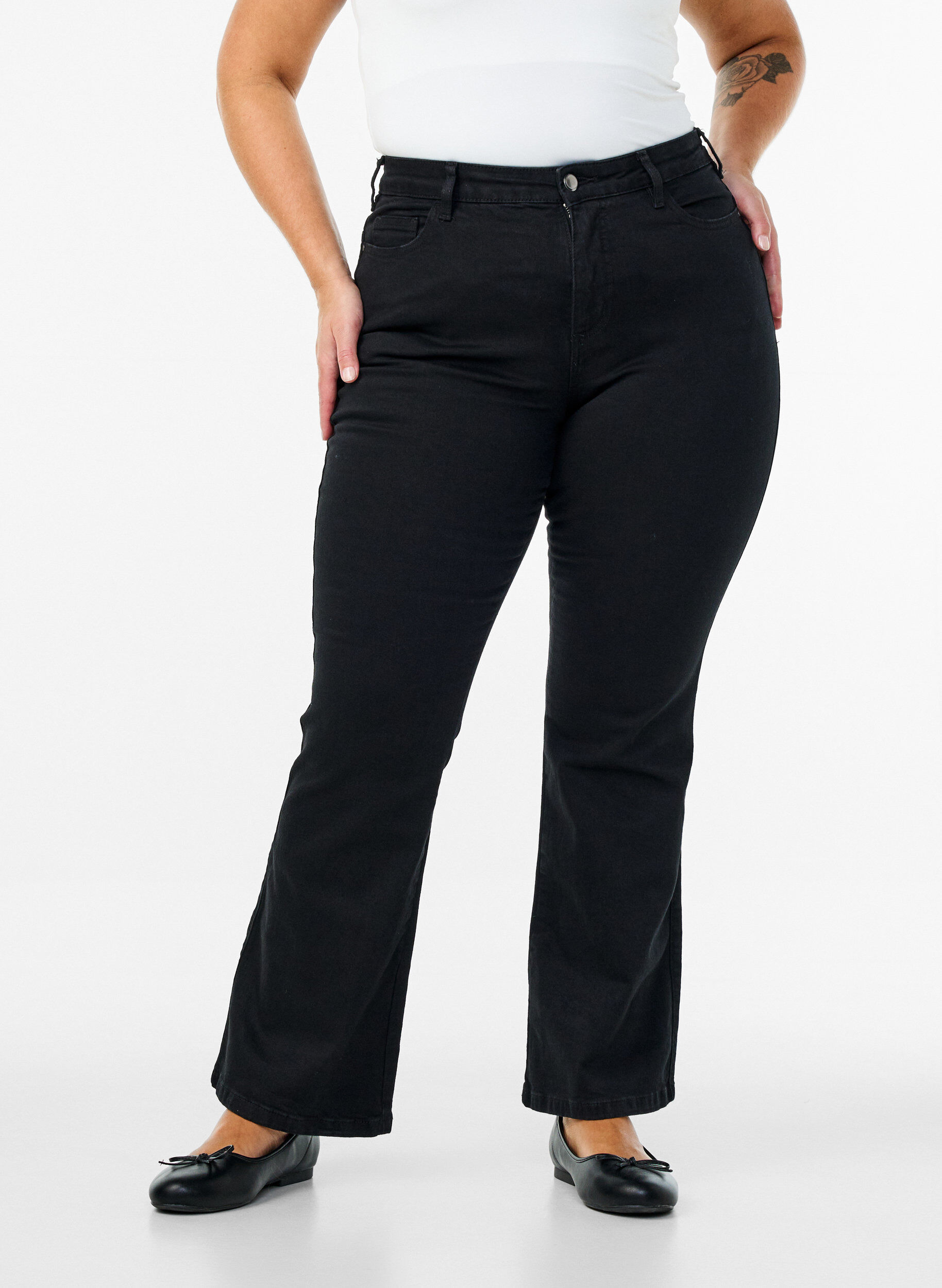 ZizziEllen Bootcut-Jeans mit hoher Taille, Schwarz, Model image number 2