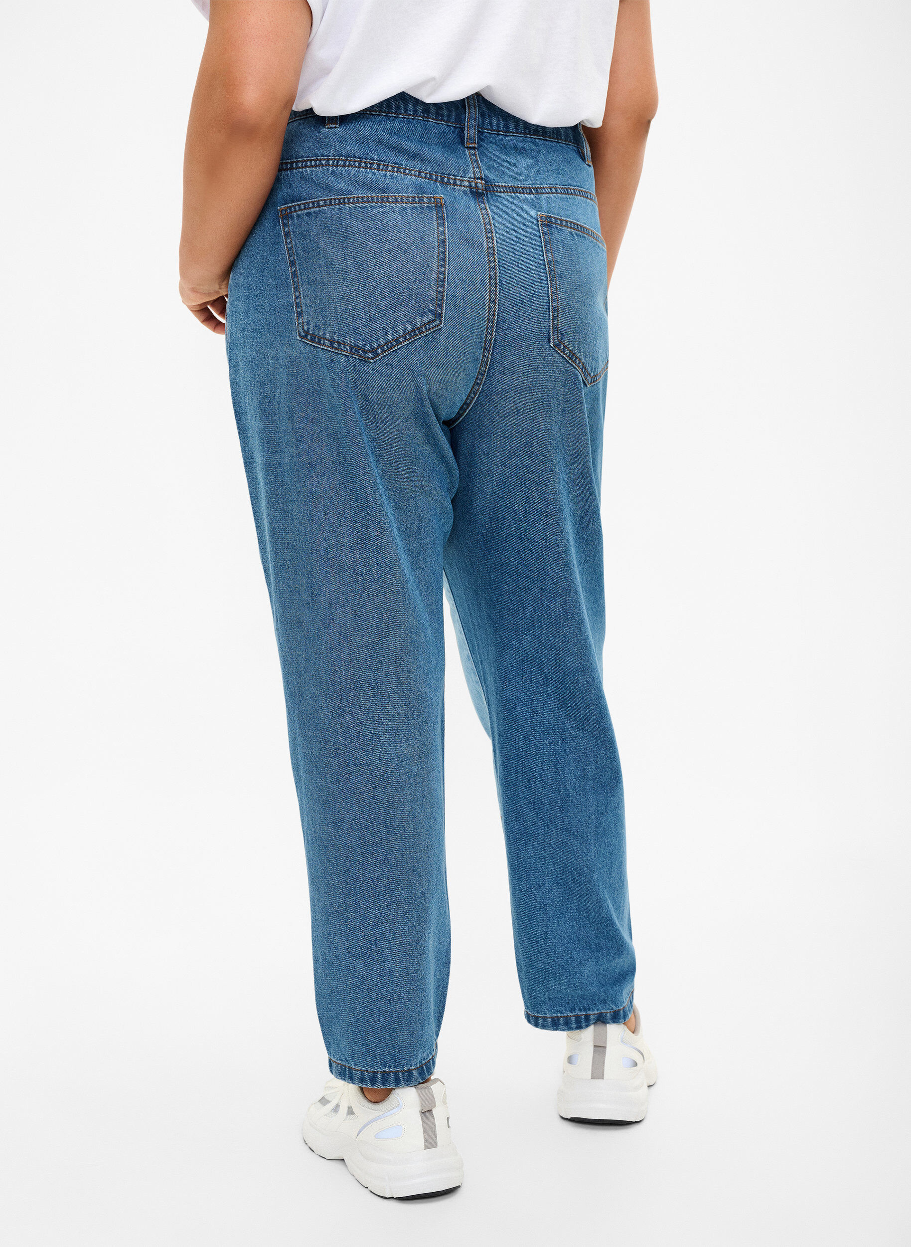 ZizziMille Mom-Fit-Jeans im Color-Blocking-Design mit hoher Taille, Light Blue Denim, Model image number 1