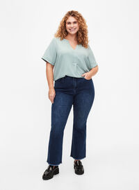 Ellen-Bootcut-Jeans, ungesäumt, Blue denim, Model