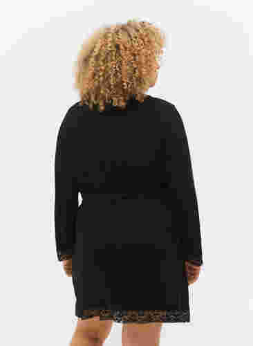 Morgenmantel aus Viskose mit Spitze, Black, Model image number 1