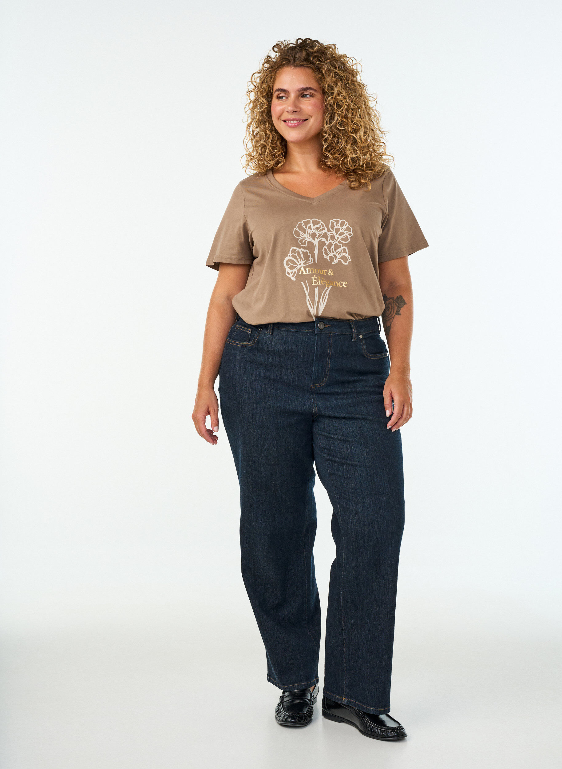 ZizziT-Shirt aus Baumwolle mit Frontprint und V-Ausschnitt, Braun, Model image number 1