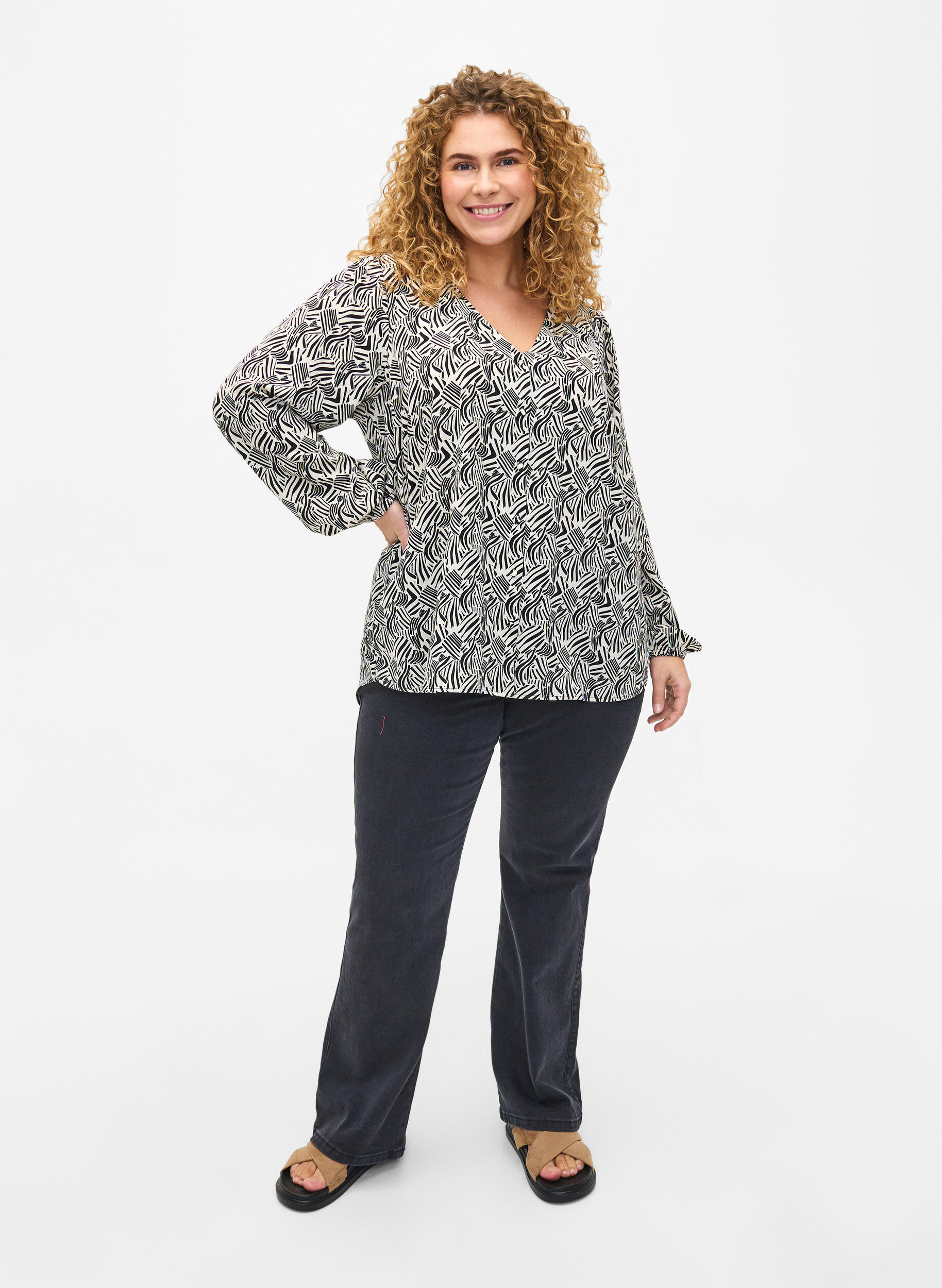 Zizzi Hemdbluse mit V-Ausschnitt und Aufdruck, Birch Graphic, Model image number 2