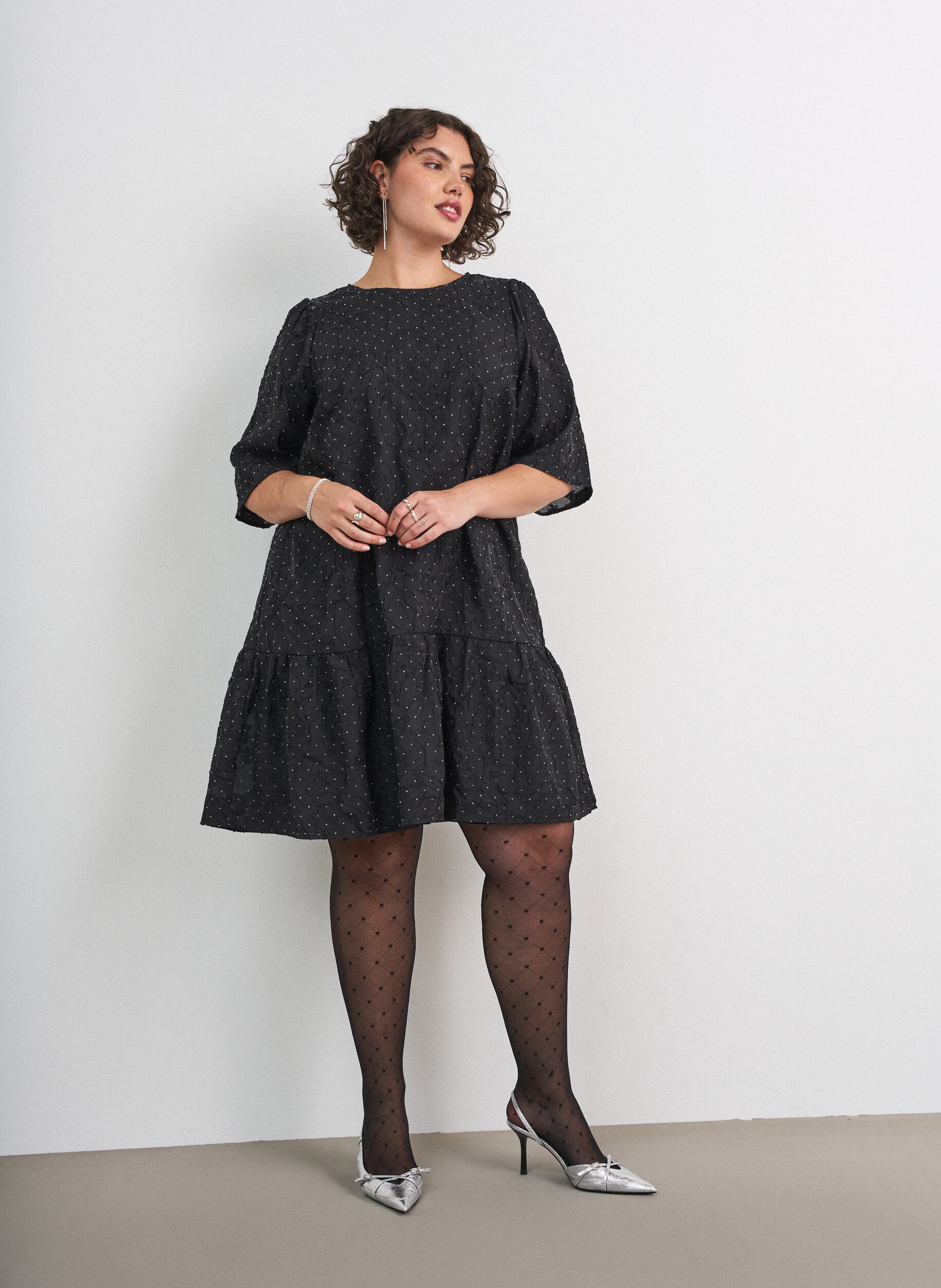 ZizziJacquardkleid mit funkelnden Details und Puff&auml;rmeln, Schwarz, Model image number 1