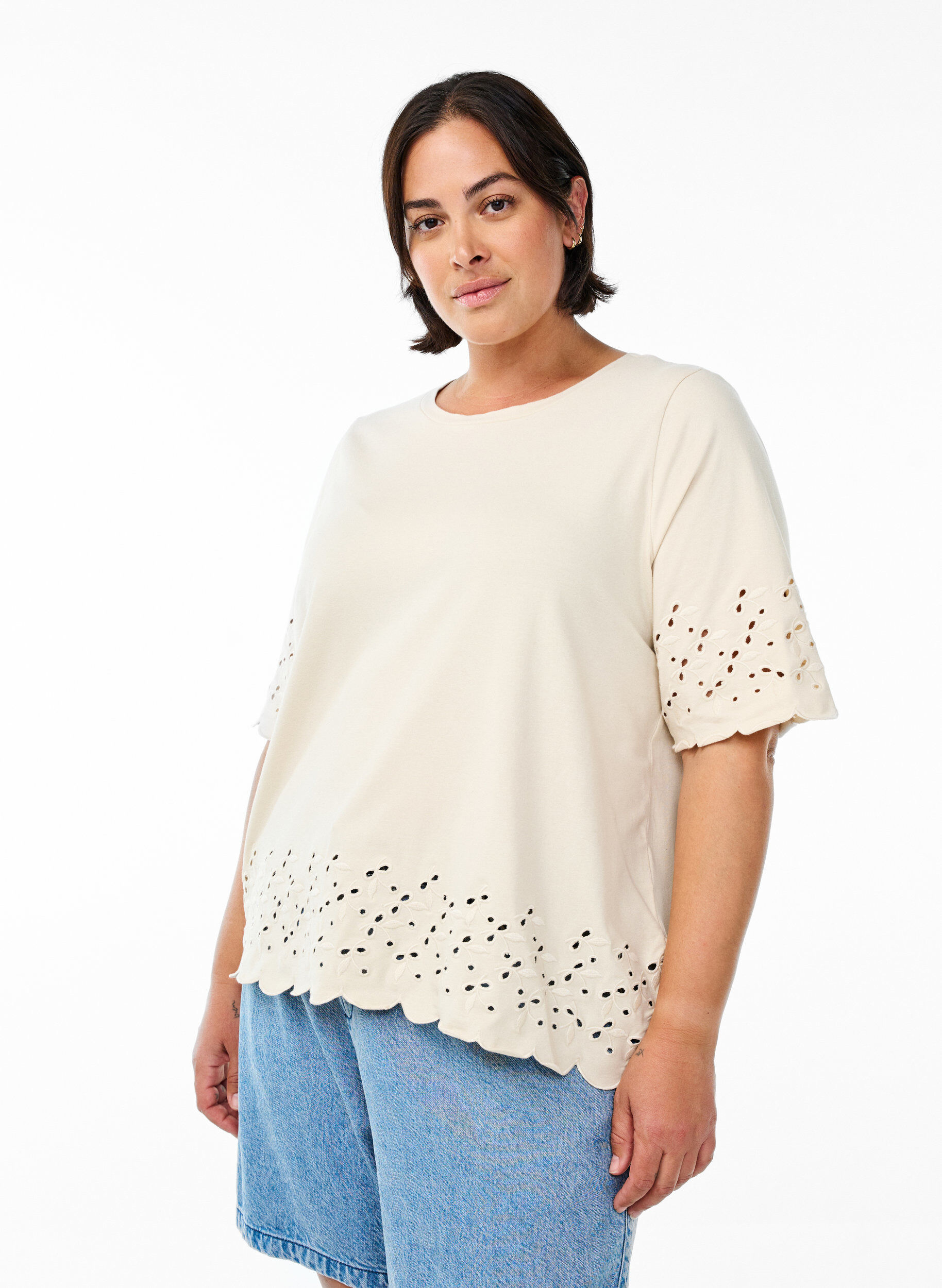 T-Shirt Mit Broderie Anglaise Und Gewellten Kanten, Beige, Model