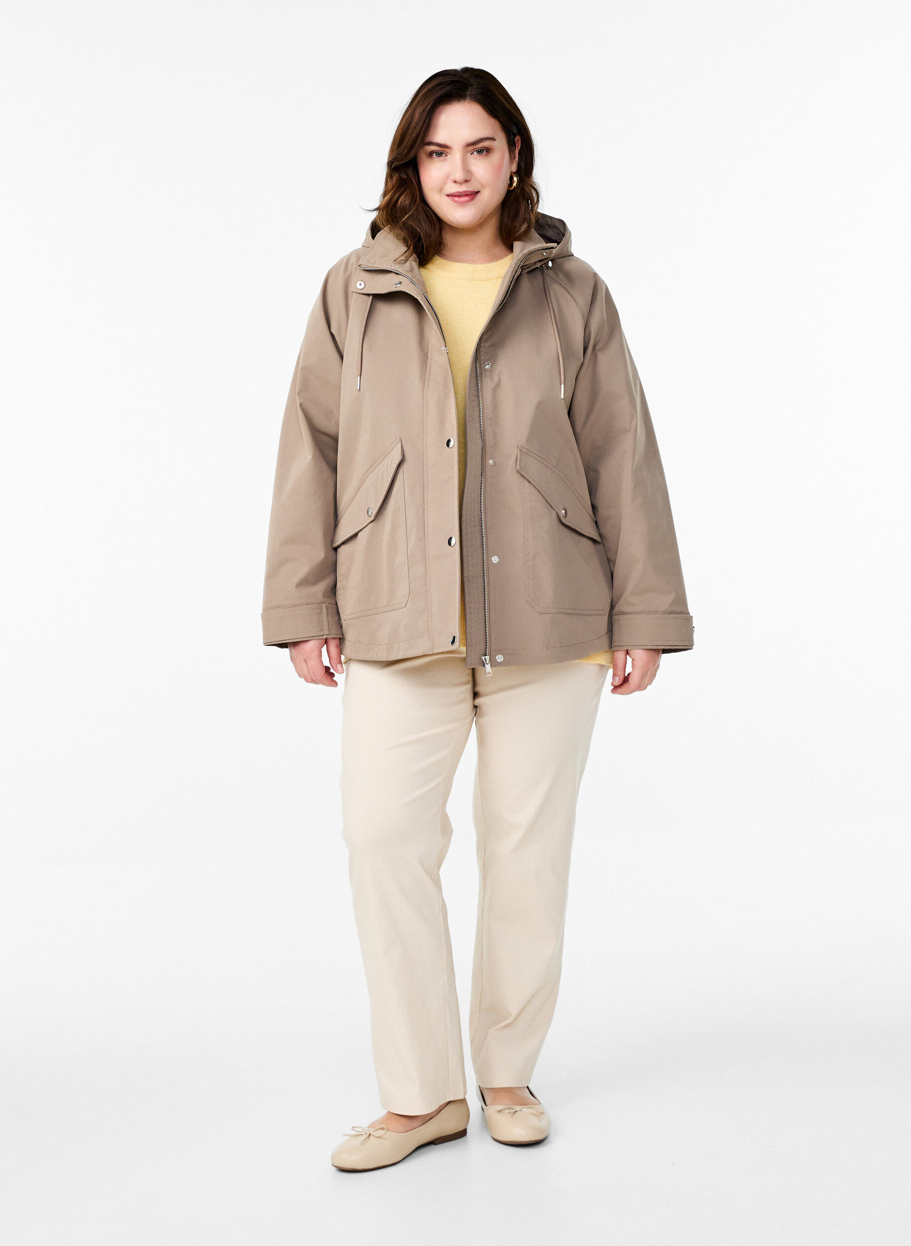 ZizziKurze Fr&uuml;hlingsjacke mit abnehmbarer Kapuze, Beige, Model image number 1